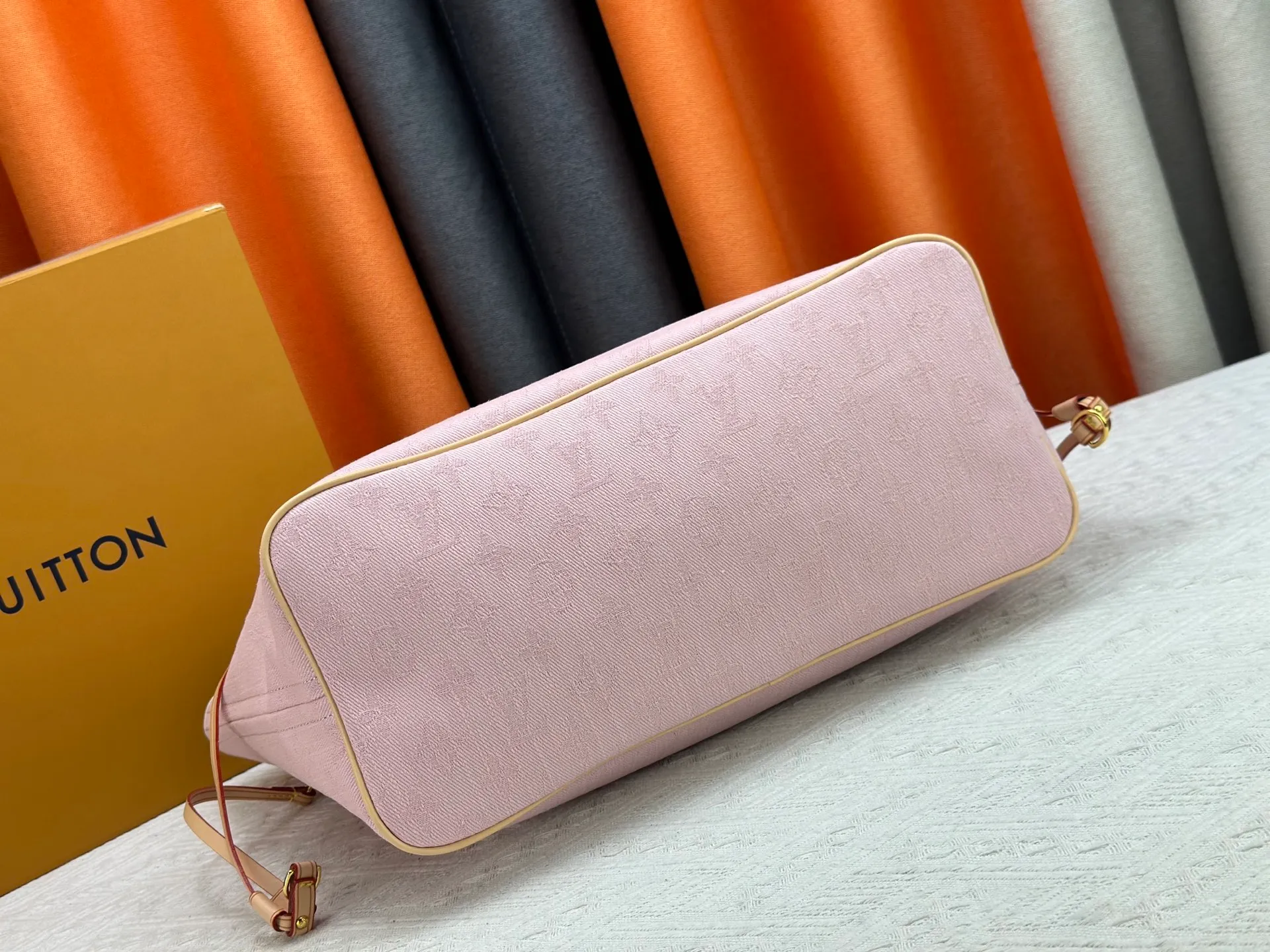 P260 Upgraded original M13758 M14210 M45686 M46649 M58907 M46329 M21579 M45685 M46676 M40995 This Neverfull medium handbag uses embossing and printing processes to depict the Monogram pattern on the cow leather. Tighten the side straps and the tote instantly transforms into an elegant urban handbag; the long handle makes it easy to carry over the shoulder or elbow. 31.0 x 28.0 x 14.0 cm (length x height x width)