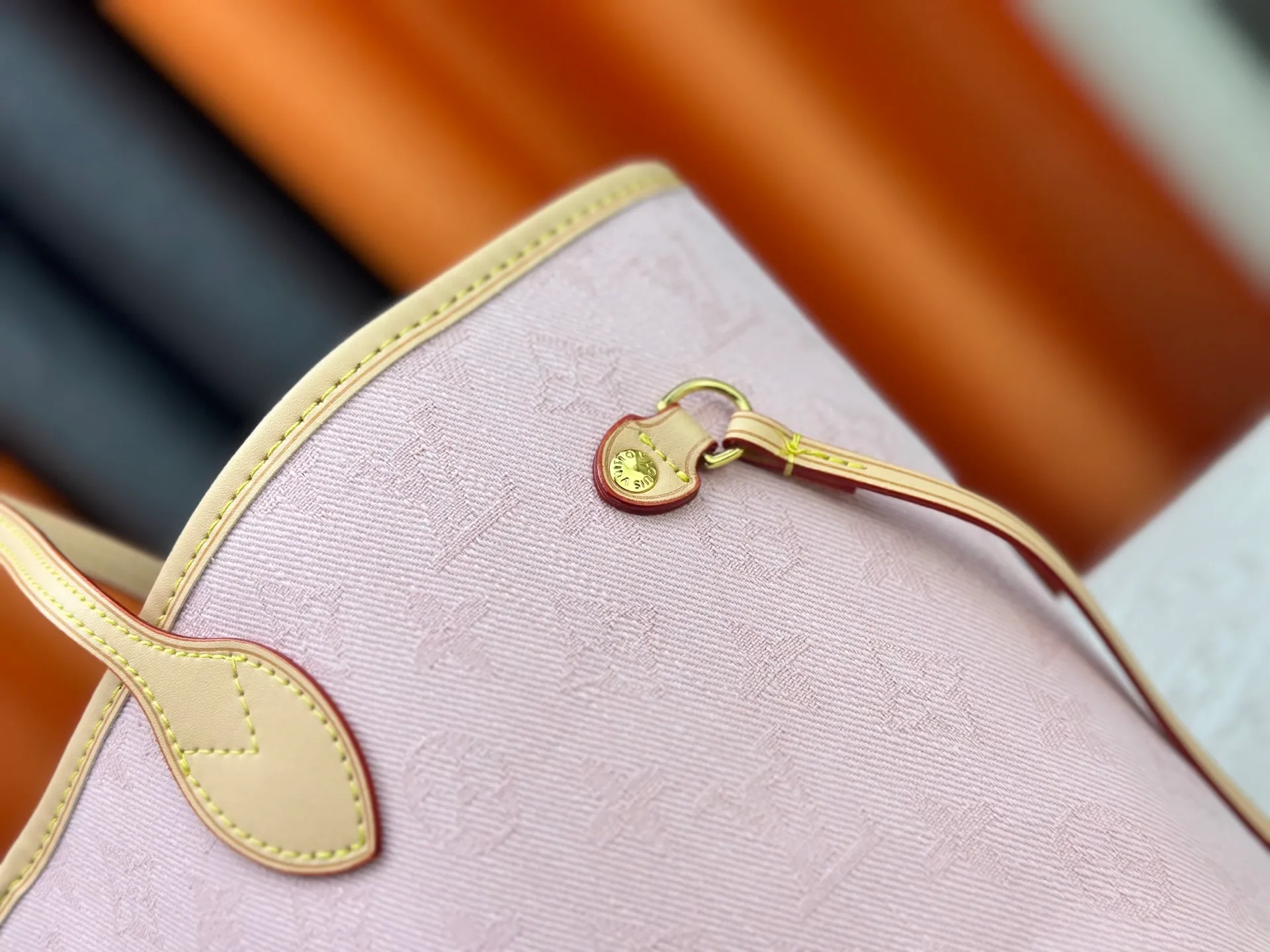 P260 Upgraded original M13758 M14210 M45686 M46649 M58907 M46329 M21579 M45685 M46676 M40995 This Neverfull medium handbag uses embossing and printing processes to depict the Monogram pattern on the cow leather. Tighten the side straps and the tote instantly transforms into an elegant urban handbag; the long handle makes it easy to carry over the shoulder or elbow. 31.0 x 28.0 x 14.0 cm (length x height x width)