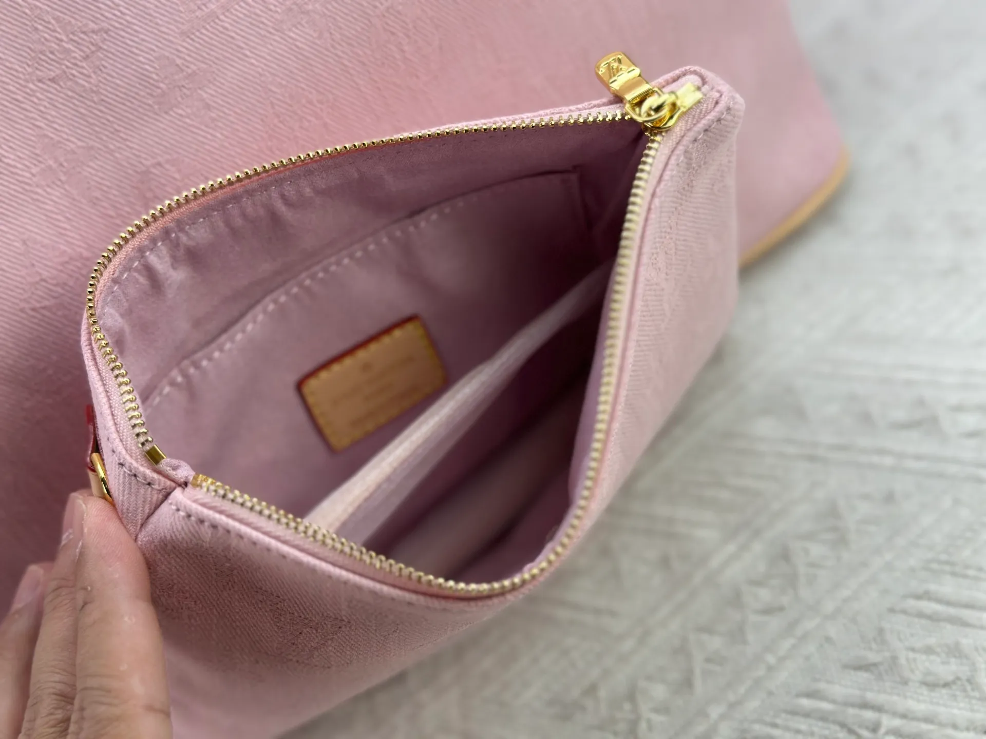 P260 Upgraded original M13758 M14210 M45686 M46649 M58907 M46329 M21579 M45685 M46676 M40995 This Neverfull medium handbag uses embossing and printing processes to depict the Monogram pattern on the cow leather. Tighten the side straps and the tote instantly transforms into an elegant urban handbag; the long handle makes it easy to carry over the shoulder or elbow. 31.0 x 28.0 x 14.0 cm (length x height x width)