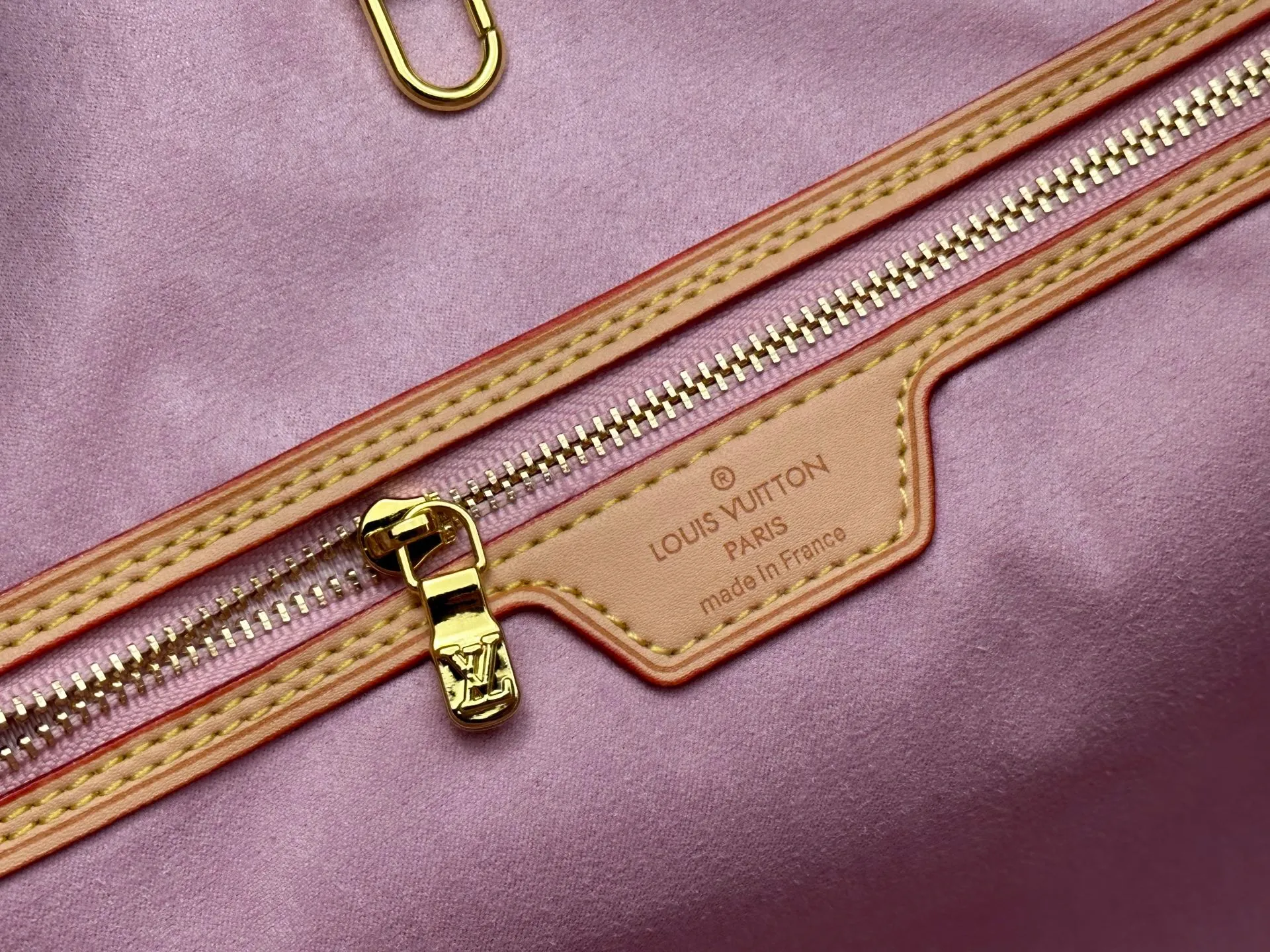 P260 Upgraded original M13758 M14210 M45686 M46649 M58907 M46329 M21579 M45685 M46676 M40995 This Neverfull medium handbag uses embossing and printing processes to depict the Monogram pattern on the cow leather. Tighten the side straps and the tote instantly transforms into an elegant urban handbag; the long handle makes it easy to carry over the shoulder or elbow. 31.0 x 28.0 x 14.0 cm (length x height x width)