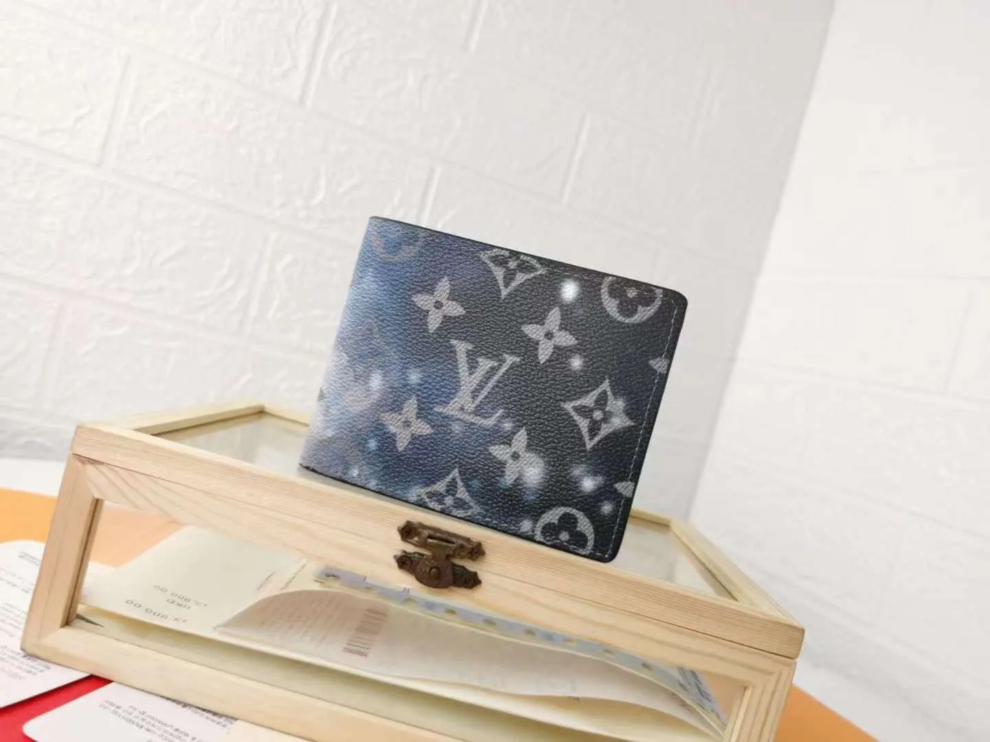 P110 top original version [actual shot with home background] model number M67249 (60895) starry sky wallet clip, suit clip Louis Vuitton has set its sights on the bright and boundless vastness of space and redesigned the Pochette Voyage wallet clip in the 2019 spring and summer pre-show series! The classic Monogram pattern complements the dazzling stars and the dying sun. 11x9x2cm.
