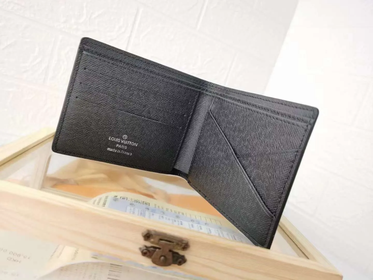 P110 top original version [actual shot with home background] model number M67249 (60895) starry sky wallet clip, suit clip Louis Vuitton has set its sights on the bright and boundless vastness of space and redesigned the Pochette Voyage wallet clip in the 2019 spring and summer pre-show series! The classic Monogram pattern complements the dazzling stars and the dying sun. 11x9x2cm.