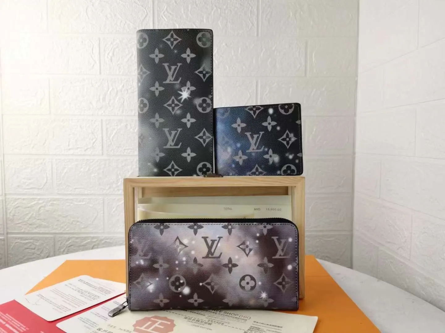 P110 top original version [actual shot with home background] model number M67249 (60895) starry sky wallet clip, suit clip Louis Vuitton has set its sights on the bright and boundless vastness of space and redesigned the Pochette Voyage wallet clip in the 2019 spring and summer pre-show series! The classic Monogram pattern complements the dazzling stars and the dying sun. 11x9x2cm.