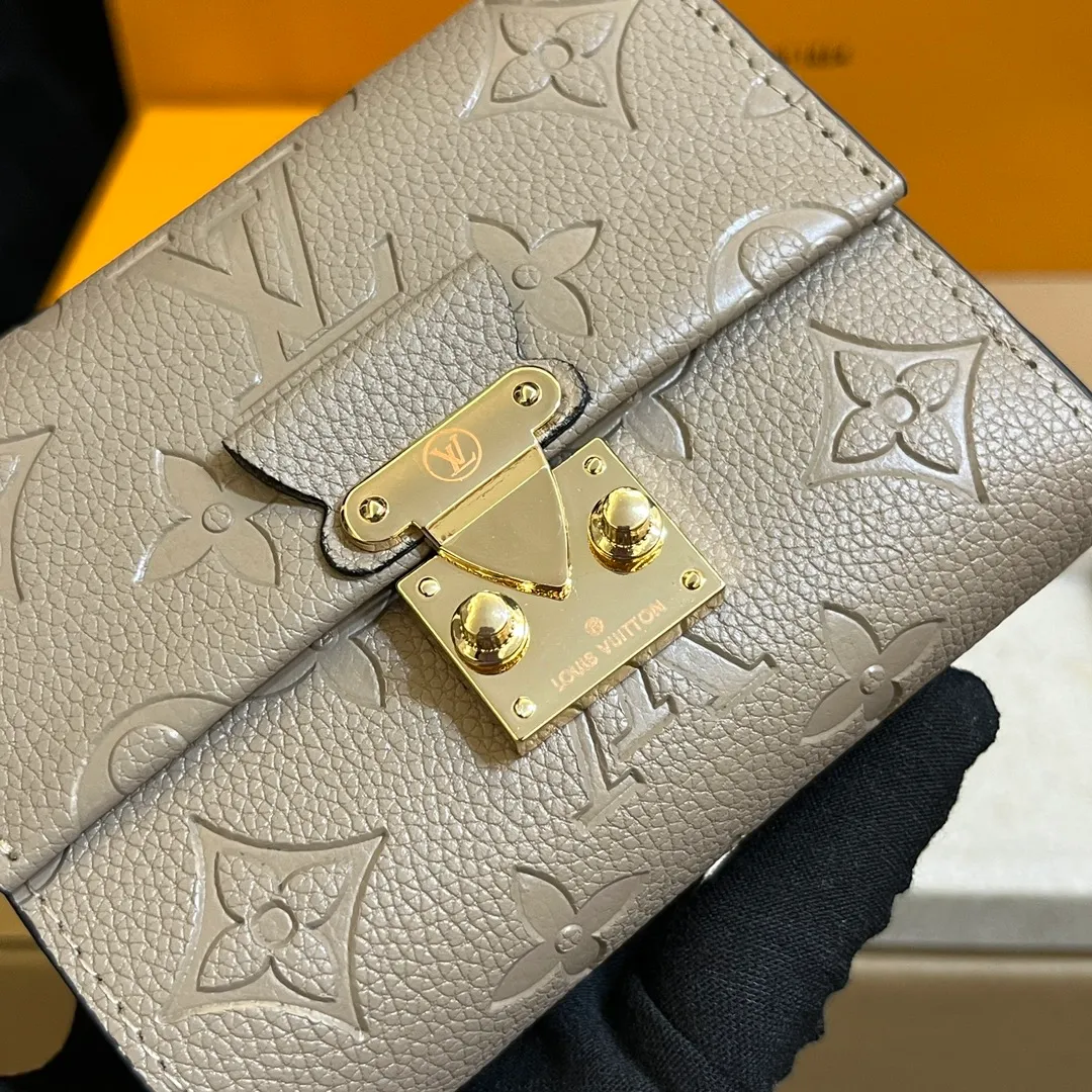 💰160 💎Top original laser hardware # (imitation original quality) This Métis small wallet is made of soft Monogram Empreinte leather and embellished with the classic Monogram pattern, inspired by the Métis leather goods series. The wallet's flap is secured with a mini S-lock, a nod to traditional Louis Vuitton luggage. Compact yet practical, the wallet features a zippered accordion coin purse, two patch pockets and six credit card slots. Model: M80880 M81071 Dimensions: 11.5 x 8.5 x 4 cm