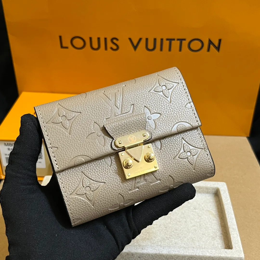 💰160 💎Top original laser hardware # (imitation original quality) This Métis small wallet is made of soft Monogram Empreinte leather and embellished with the classic Monogram pattern, inspired by the Métis leather goods series. The wallet's flap is secured with a mini S-lock, a nod to traditional Louis Vuitton luggage. Compact yet practical, the wallet features a zippered accordion coin purse, two patch pockets and six credit card slots. Model: M80880 M81071 Dimensions: 11.5 x 8.5 x 4 cm