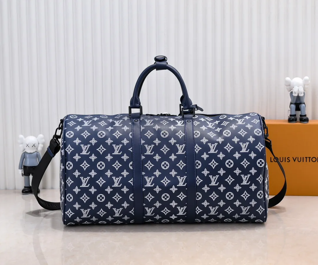 Batch 480💰 [Exclusive real shot M24953 new version] Louis Vuitton’s classic Keepall travel bag releases the modern novelty of Monogram Shadow leather. Crafted from soft cow leather and embossed with the iconic Monogram pattern, it has ample capacity and a carry-on size suitable for short trips. Detailed features 50 x 29 x 23 cm (length x height x width) [Warm reminder❤️This item is too big and does not fit in the packaging! 】