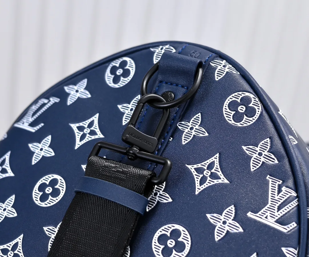 Batch 480💰 [Exclusive real shot M24953 new version] Louis Vuitton’s classic Keepall travel bag releases the modern novelty of Monogram Shadow leather. Crafted from soft cow leather and embossed with the iconic Monogram pattern, it has ample capacity and a carry-on size suitable for short trips. Detailed features 50 x 29 x 23 cm (length x height x width) [Warm reminder❤️This item is too big and does not fit in the packaging! 】