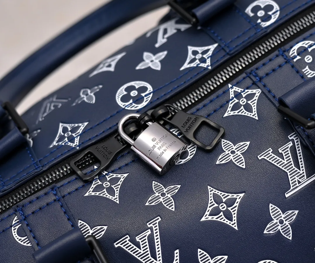 Batch 480💰 [Exclusive real shot M24953 new version] Louis Vuitton’s classic Keepall travel bag releases the modern novelty of Monogram Shadow leather. Crafted from soft cow leather and embossed with the iconic Monogram pattern, it has ample capacity and a carry-on size suitable for short trips. Detailed features 50 x 29 x 23 cm (length x height x width) [Warm reminder❤️This item is too big and does not fit in the packaging! 】