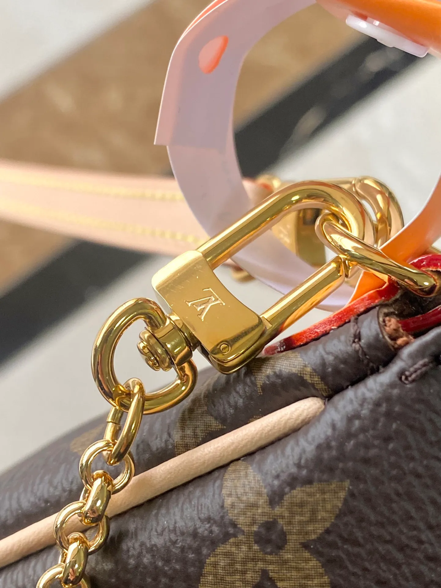 💰680 Top original order M95567 supports counter inspection. The photo taken of duty-free goods is consistent with the product and has not been unpacked. This product is an exclusive duty-free product in the market and is the highest-end product. Inspection is supported. This product has passed strict inspection and is flawless. Please wear gloves when touching the product. This product is not returnable or exchangeable. Please confirm the product first and then remove the label on the handle. This product is temporarily not open to the public, only regular customers, and is in short supply. Dimensions: 25 x 13 x 4 cm