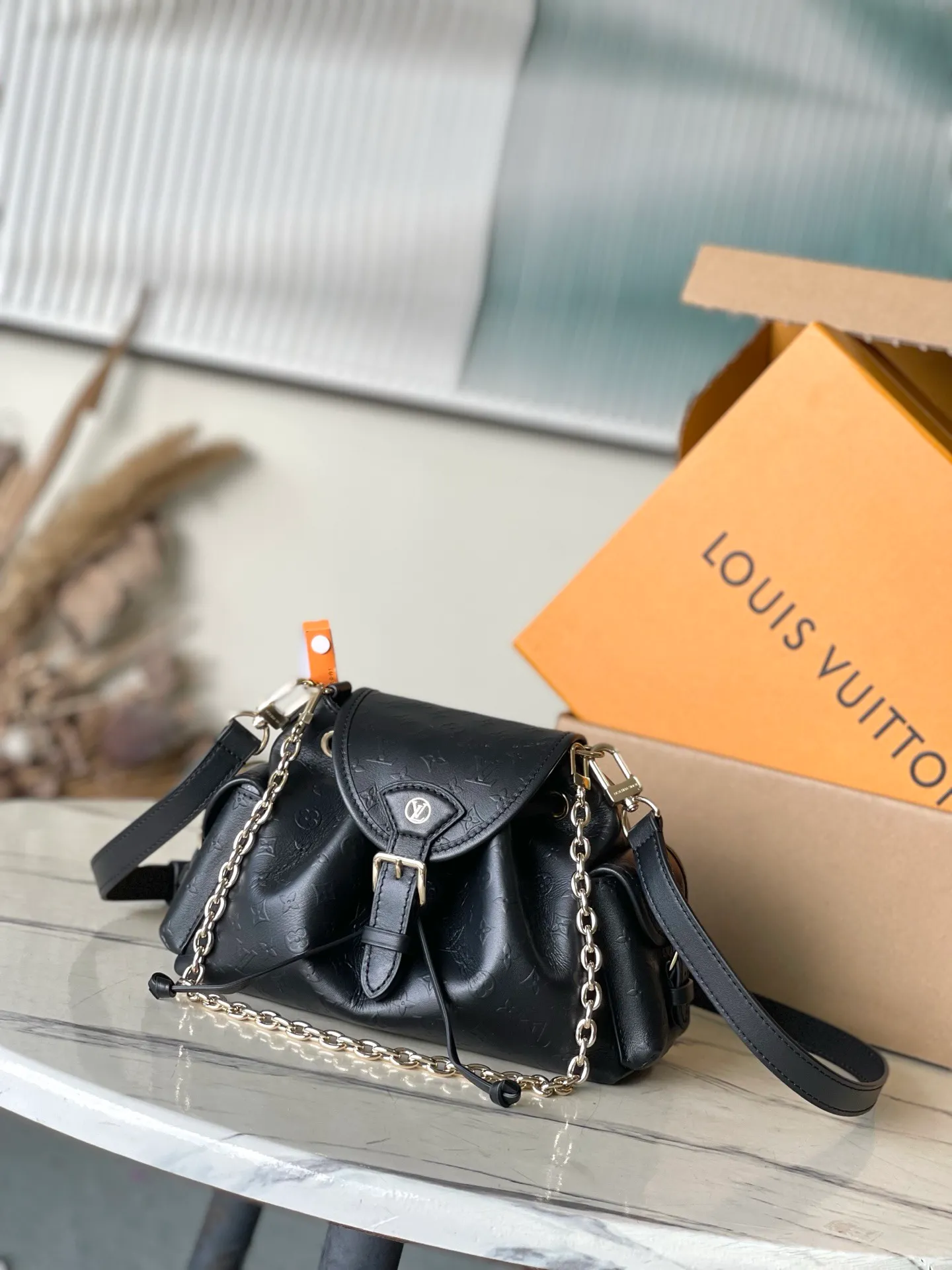 💰1100 (top-grain leather) top original M25554 Odyssee handbag from the 2025 early autumn series, cleverly recalling the Excursion backpack design of the 2024 Cruise early spring series, paying tribute to Louis Vuitton's travel heritage with classic touches. The cowhide leather body is covered with Monogram Bold pattern, and the decorative buckle and detachable chain are exquisite details. The side pocket allows you to easily carry your keys or lipstick. Dimensions: 27 × 17 × 12 cm