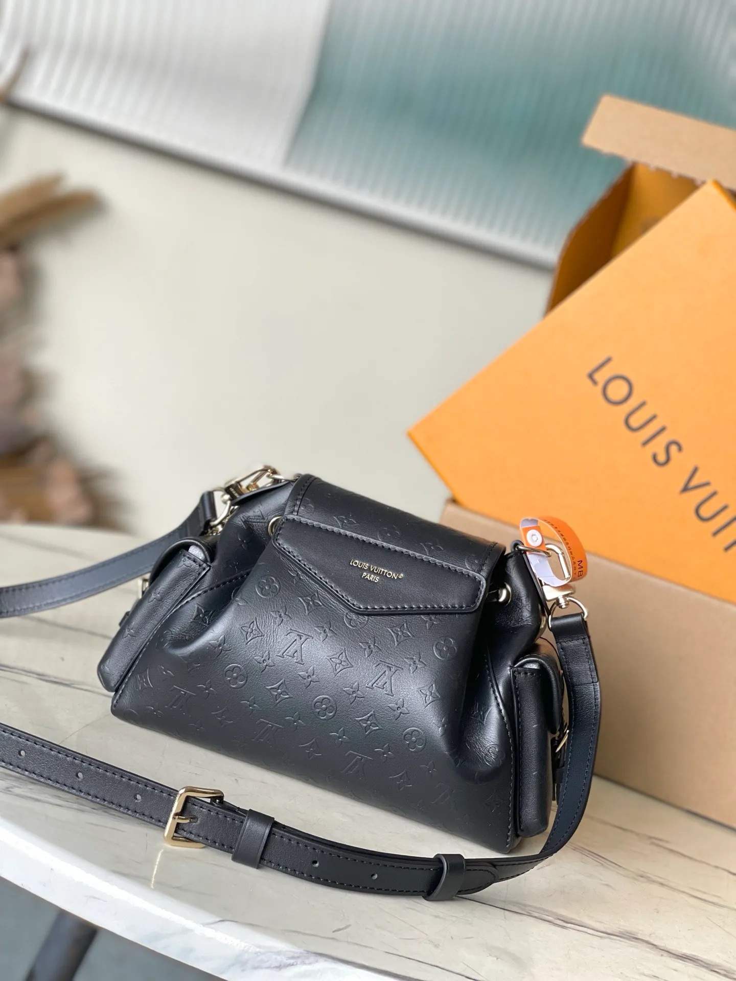💰1100 (top-grain leather) top original M25554 Odyssee handbag from the 2025 early autumn series, cleverly recalling the Excursion backpack design of the 2024 Cruise early spring series, paying tribute to Louis Vuitton's travel heritage with classic touches. The cowhide leather body is covered with Monogram Bold pattern, and the decorative buckle and detachable chain are exquisite details. The side pocket allows you to easily carry your keys or lipstick. Dimensions: 27 × 17 × 12 cm
