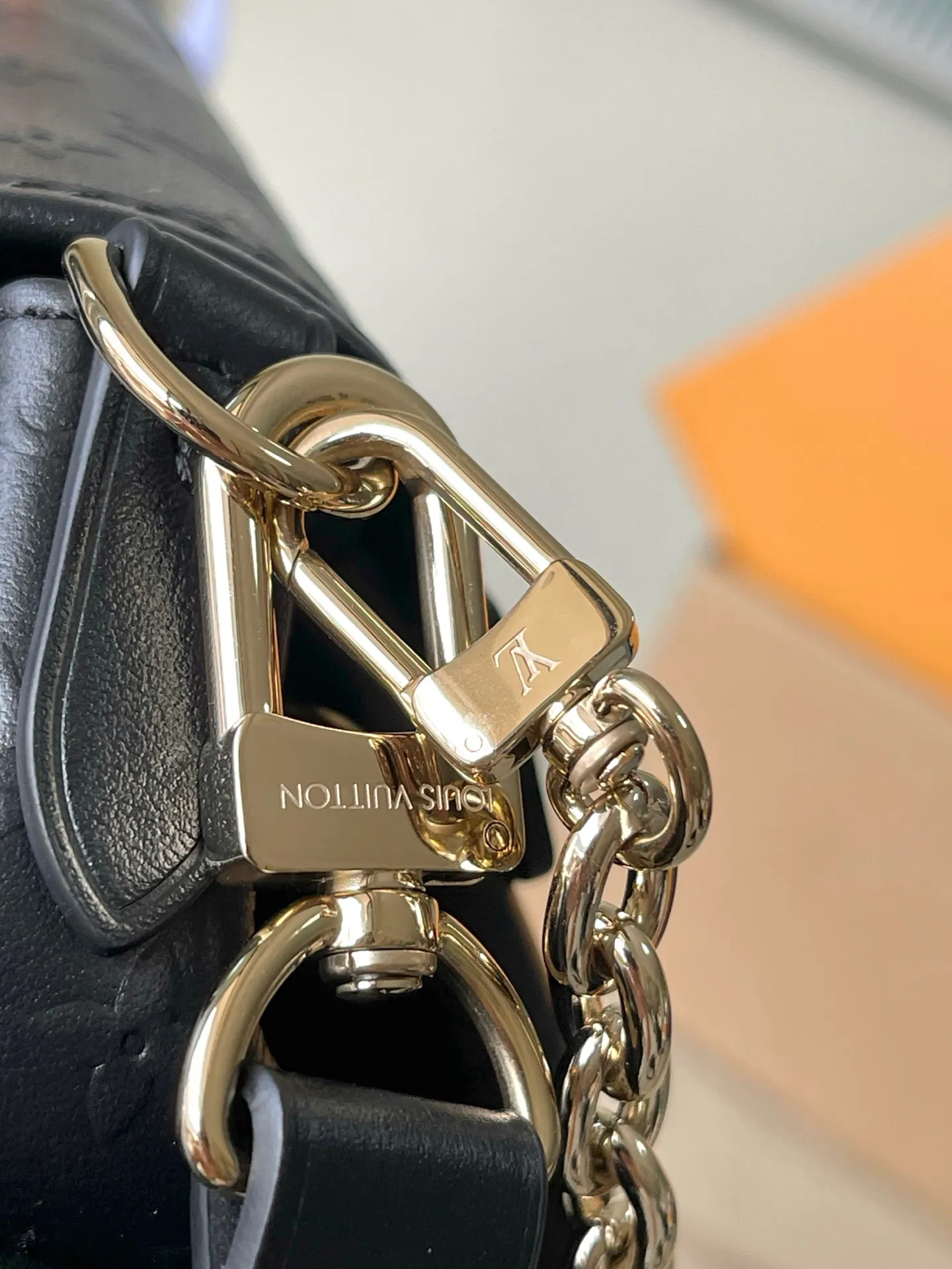💰1100 (top-grain leather) top original M25554 Odyssee handbag from the 2025 early autumn series, cleverly recalling the Excursion backpack design of the 2024 Cruise early spring series, paying tribute to Louis Vuitton's travel heritage with classic touches. The cowhide leather body is covered with Monogram Bold pattern, and the decorative buckle and detachable chain are exquisite details. The side pocket allows you to easily carry your keys or lipstick. Dimensions: 27 × 17 × 12 cm