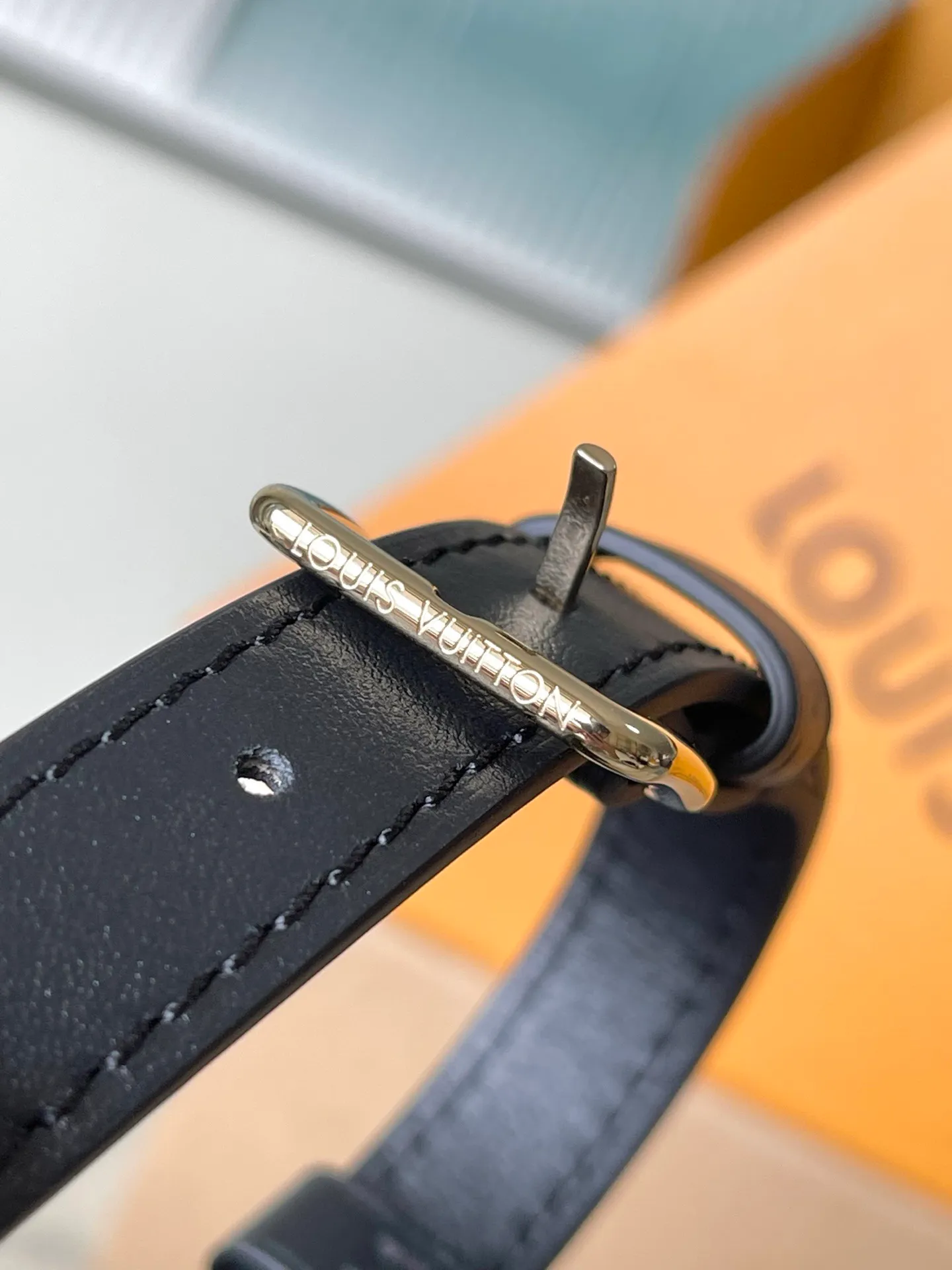 💰1100 (top-grain leather) top original M25554 Odyssee handbag from the 2025 early autumn series, cleverly recalling the Excursion backpack design of the 2024 Cruise early spring series, paying tribute to Louis Vuitton's travel heritage with classic touches. The cowhide leather body is covered with Monogram Bold pattern, and the decorative buckle and detachable chain are exquisite details. The side pocket allows you to easily carry your keys or lipstick. Dimensions: 27 × 17 × 12 cm
