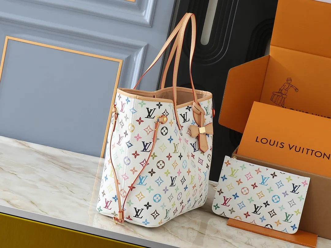 💰260💰Upgraded from the original M13675 M13271 M40995. This Neverfull medium handbag is from the Louis Vuitton Cowhide leather outlines the upper edge, handles and side straps, while the fabric lining incorporates colorful stripes. An interior zip pocket and a removable storage bag complete the functional design. Dimensions: 31.0 x 28.0 x 14.0 cm (length x height x width)