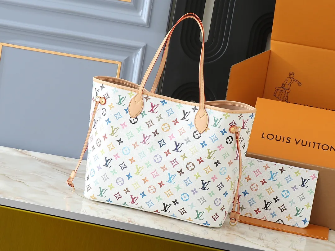 💰260💰Upgraded from the original M13675 M13271 M40995. This Neverfull medium handbag is from the Louis Vuitton Cowhide leather outlines the upper edge, handles and side straps, while the fabric lining incorporates colorful stripes. An interior zip pocket and a removable storage bag complete the functional design. Dimensions: 31.0 x 28.0 x 14.0 cm (length x height x width)