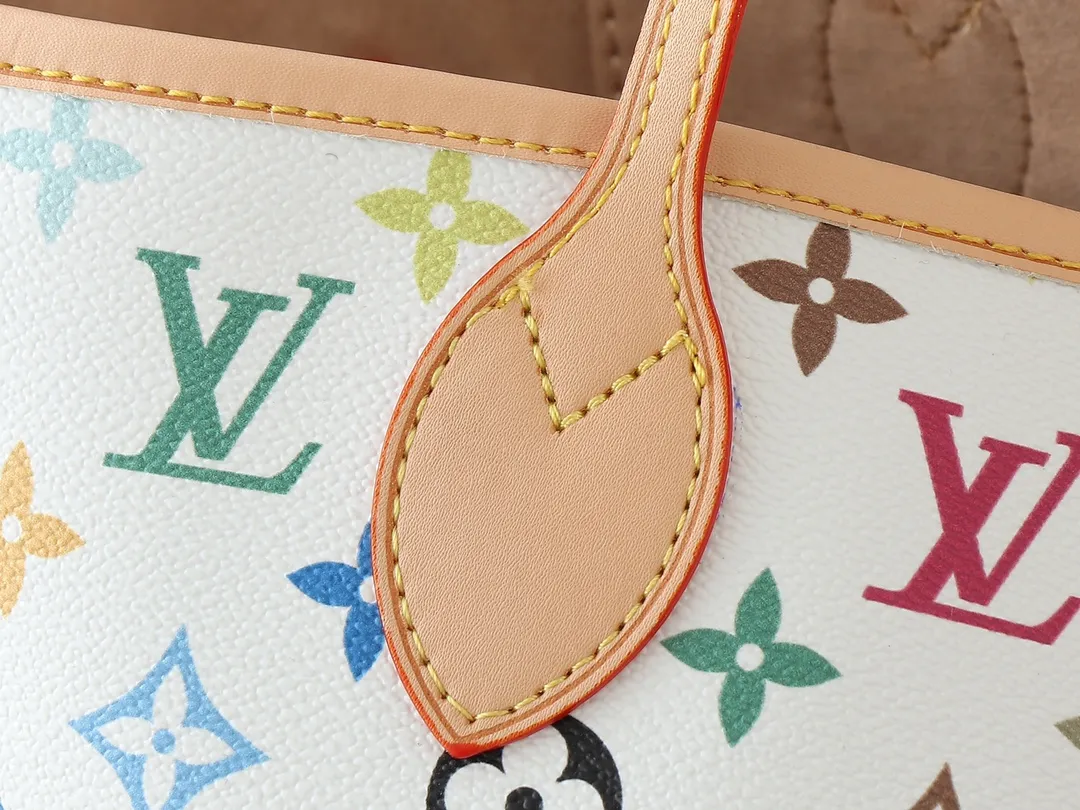 💰260💰Upgraded from the original M13675 M13271 M40995. This Neverfull medium handbag is from the Louis Vuitton Cowhide leather outlines the upper edge, handles and side straps, while the fabric lining incorporates colorful stripes. An interior zip pocket and a removable storage bag complete the functional design. Dimensions: 31.0 x 28.0 x 14.0 cm (length x height x width)