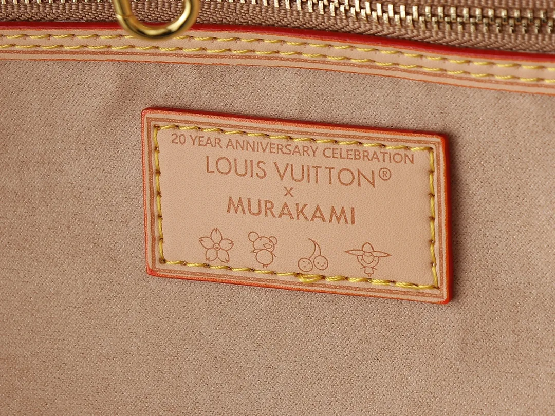 💰260💰Upgraded from the original M13675 M13271 M40995. This Neverfull medium handbag is from the Louis Vuitton Cowhide leather outlines the upper edge, handles and side straps, while the fabric lining incorporates colorful stripes. An interior zip pocket and a removable storage bag complete the functional design. Dimensions: 31.0 x 28.0 x 14.0 cm (length x height x width)