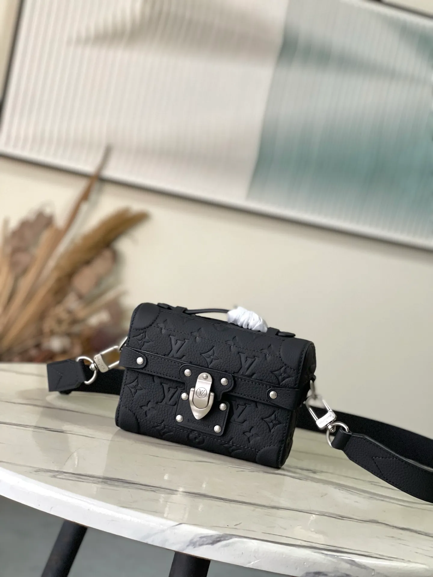💰1400 (top-grain leather) top original order M13871 black This Soul Trunk handbag is made of soft Monogram embossed Taurillon cow leather to interpret the brand's traditional hard box structure. Reinforced corners Leather details and detachable and adjustable shoulder straps embellish the Monogram pattern body. Cotton lining completes the overall size: 19x15x7cm