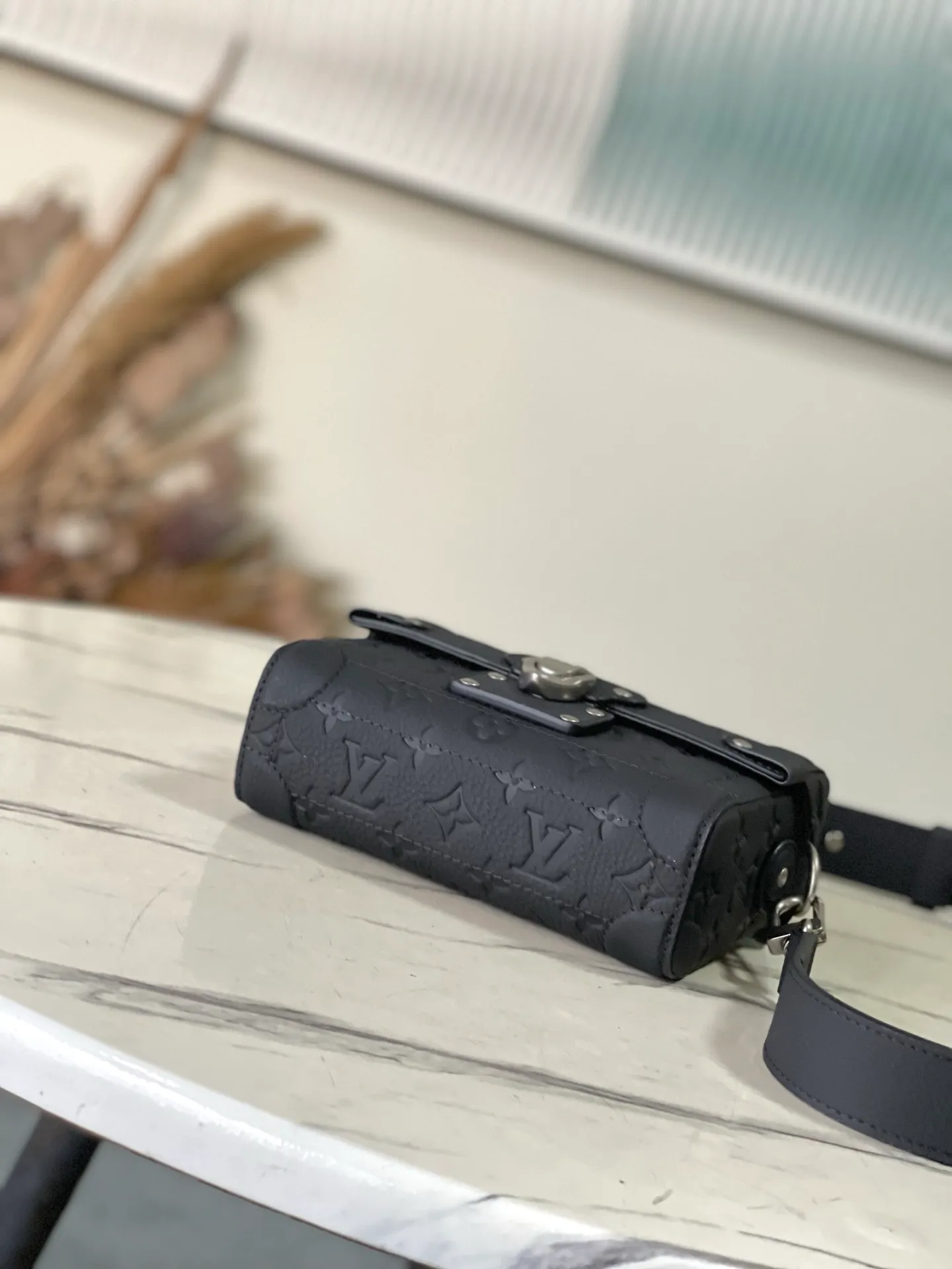 💰1400 (top-grain leather) top original order M13871 black This Soul Trunk handbag is made of soft Monogram embossed Taurillon cow leather to interpret the brand's traditional hard box structure. Reinforced corners Leather details and detachable and adjustable shoulder straps embellish the Monogram pattern body. Cotton lining completes the overall size: 19x15x7cm
