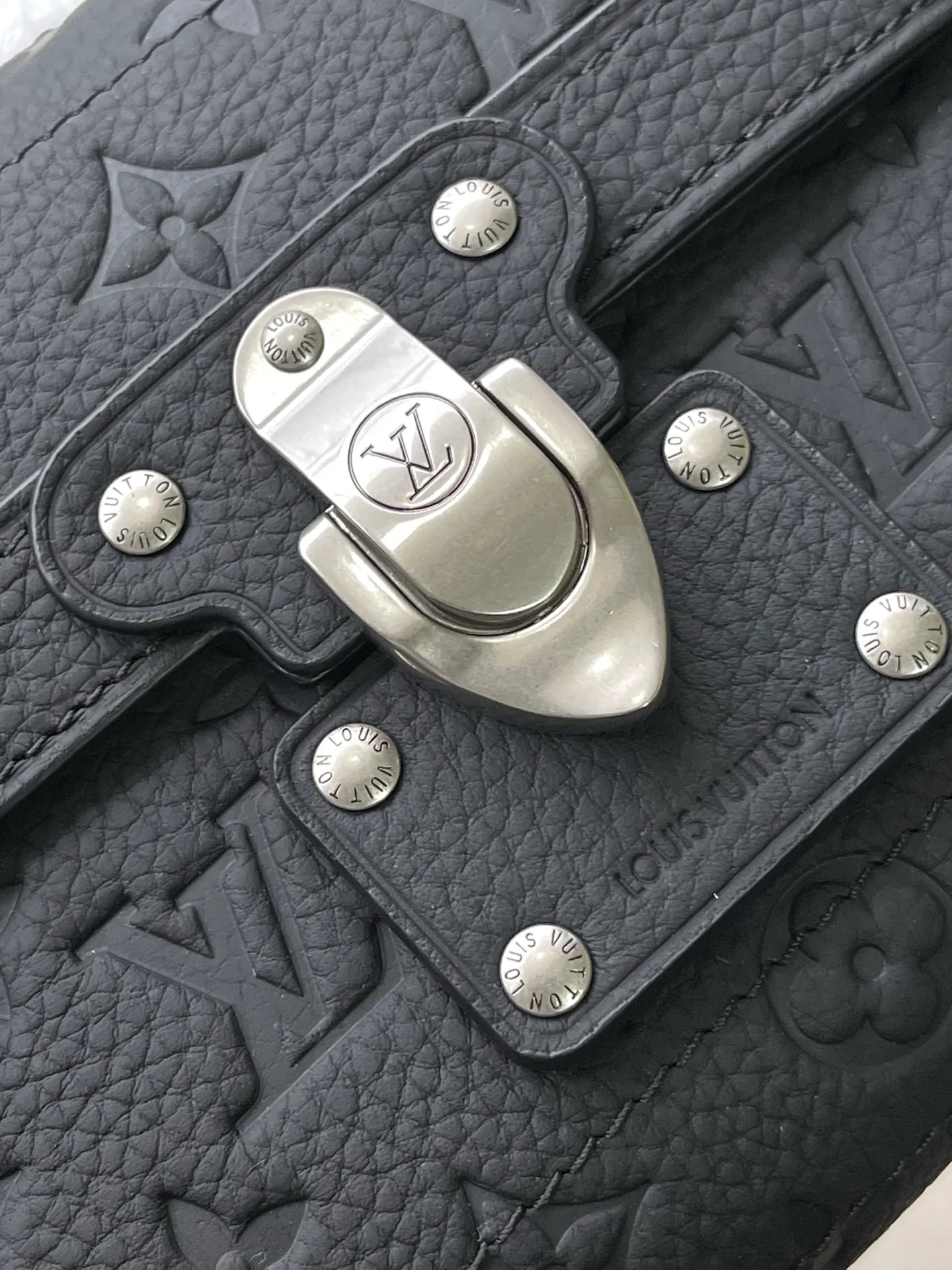 💰1400 (top-grain leather) top original order M13871 black This Soul Trunk handbag is made of soft Monogram embossed Taurillon cow leather to interpret the brand's traditional hard box structure. Reinforced corners Leather details and detachable and adjustable shoulder straps embellish the Monogram pattern body. Cotton lining completes the overall size: 19x15x7cm