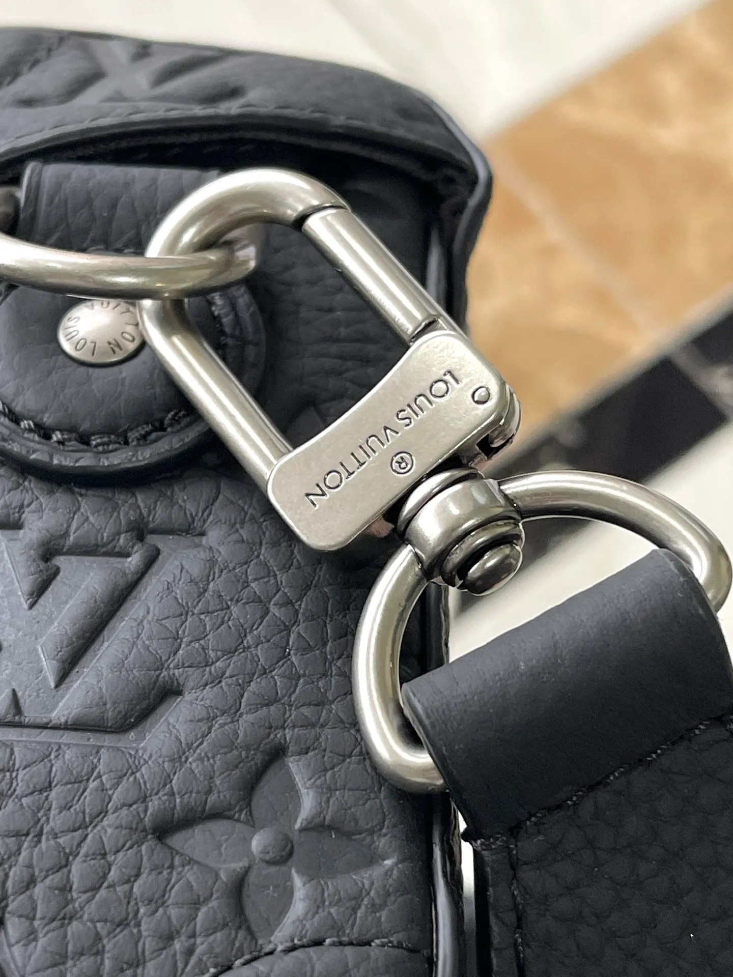 💰1400 (top-grain leather) top original order M13871 black This Soul Trunk handbag is made of soft Monogram embossed Taurillon cow leather to interpret the brand's traditional hard box structure. Reinforced corners Leather details and detachable and adjustable shoulder straps embellish the Monogram pattern body. Cotton lining completes the overall size: 19x15x7cm