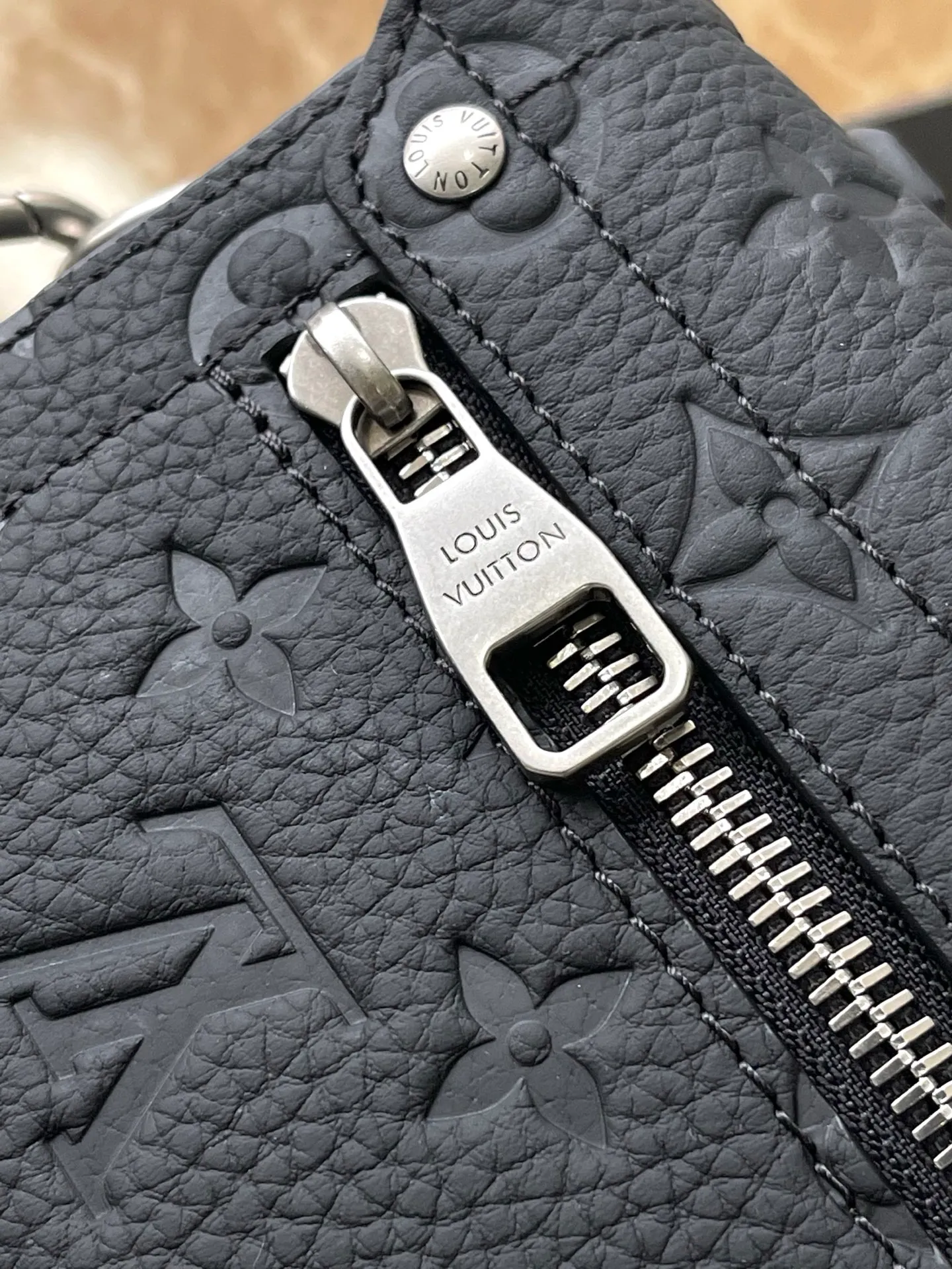 💰1400 (top-grain leather) top original order M13871 black This Soul Trunk handbag is made of soft Monogram embossed Taurillon cow leather to interpret the brand's traditional hard box structure. Reinforced corners Leather details and detachable and adjustable shoulder straps embellish the Monogram pattern body. Cotton lining completes the overall size: 19x15x7cm