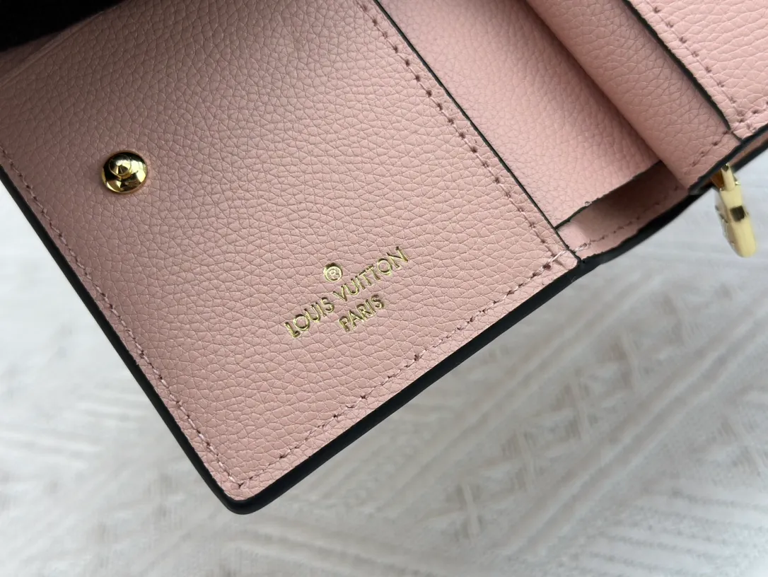 P150LV top replica M80152 This Cléa wallet is made of Monogram Empreinte soft grained cowhide, embellished with Louis Vuitton's iconic Monogram embossed pattern. It has a stylish design, is exquisite and compact but has a spacious capacity. It is equipped with an external patch pocket, zipper coin pocket, banknote compartment and six credit card slots. Dimensions: 12 x 9 x 3.5 cm (length x height x width
