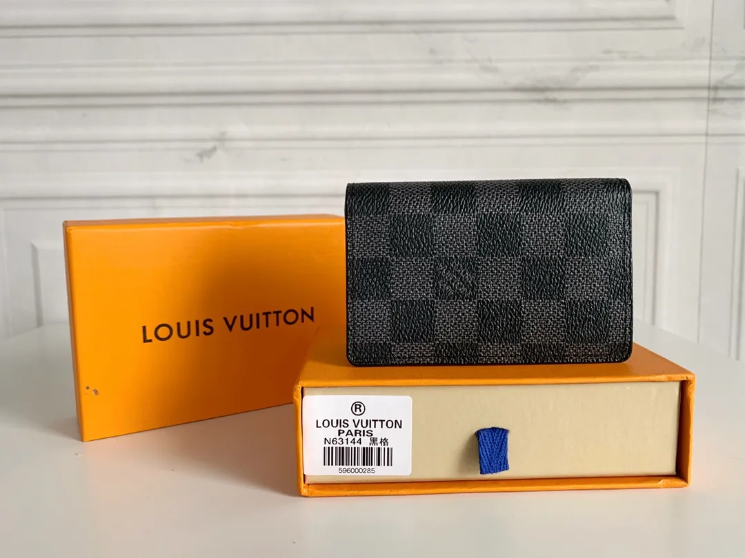 💰80 💎Small card holder Louis vuitton's pocket leather wallet has seven compartments, which can hold credit cards, bus cards, business cards, and even city maps. Damier canvas, leather-bound - two credit card compartments - four inner compartments - one outer compartment. ❤️ Model M63144 Size 7X11.