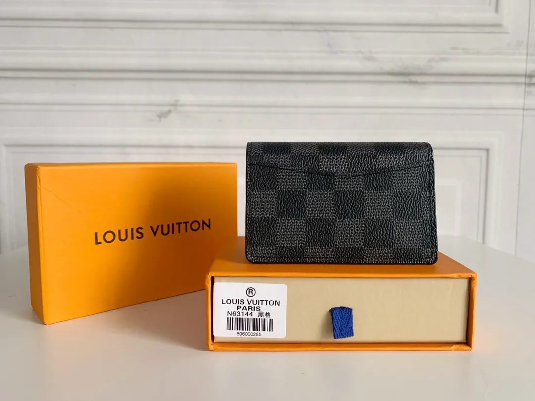 💰80 💎Small card holder Louis vuitton's pocket leather wallet has seven compartments, which can hold credit cards, bus cards, business cards, and even city maps. Damier canvas, leather-bound - two credit card compartments - four inner compartments - one outer compartment. ❤️ Model M63144 Size 7X11.