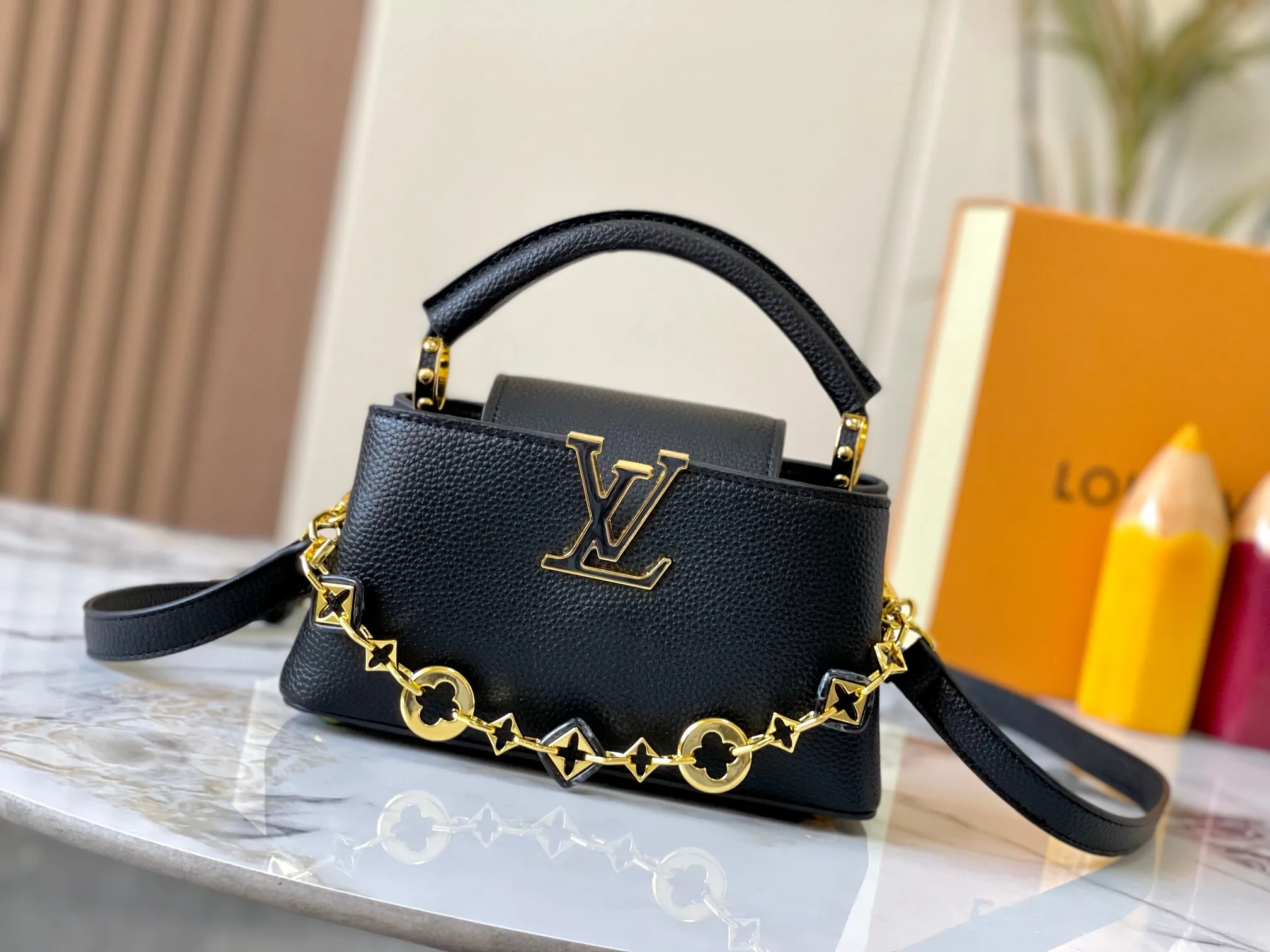 p460 [Guangzhou top quality original] M14393 black CapucinesEastWest mini handbag, with a decorative chain showing the inspiration of Monogram flowers. Taurillon cow leather creates an exquisite structure, and the LV letters interpret the colorful brushstrokes of the Puffygram jewelry series. The flap can be folded in or out, and the inner pocket can safely store valuables. Size:22×12×8cm