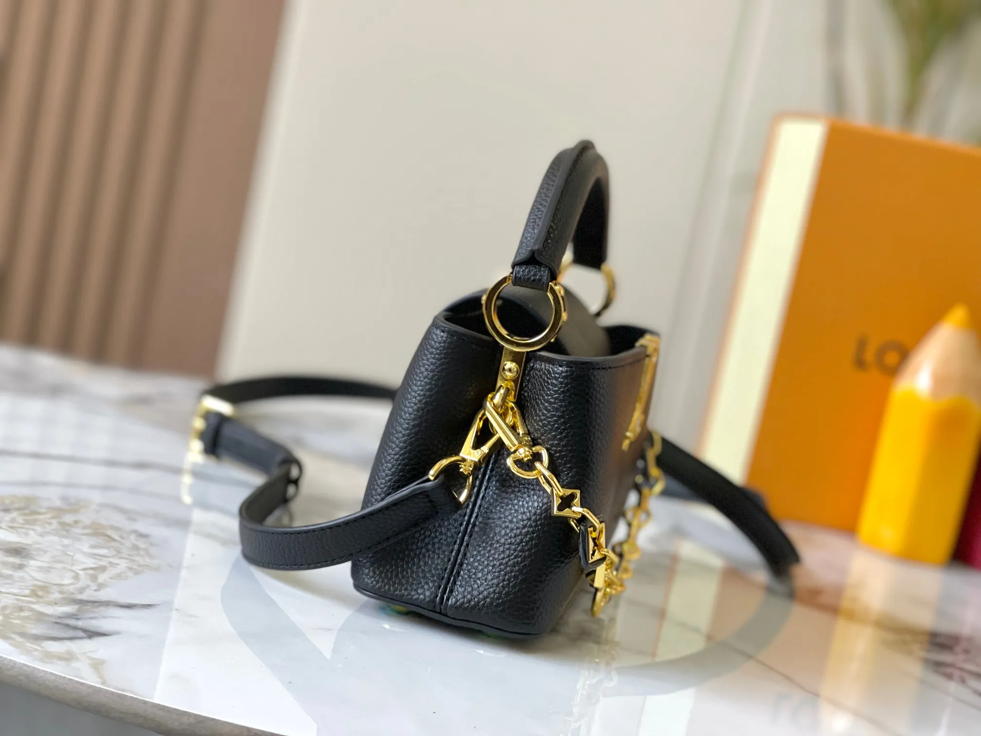 p460 [Guangzhou top quality original] M14393 black CapucinesEastWest mini handbag, with a decorative chain showing the inspiration of Monogram flowers. Taurillon cow leather creates an exquisite structure, and the LV letters interpret the colorful brushstrokes of the Puffygram jewelry series. The flap can be folded in or out, and the inner pocket can safely store valuables. Size:22×12×8cm