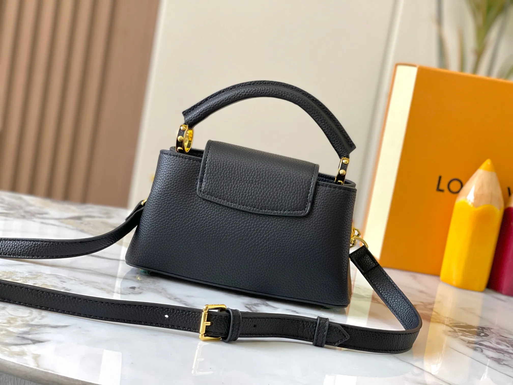 p460 [Guangzhou top quality original] M14393 black CapucinesEastWest mini handbag, with a decorative chain showing the inspiration of Monogram flowers. Taurillon cow leather creates an exquisite structure, and the LV letters interpret the colorful brushstrokes of the Puffygram jewelry series. The flap can be folded in or out, and the inner pocket can safely store valuables. Size:22×12×8cm