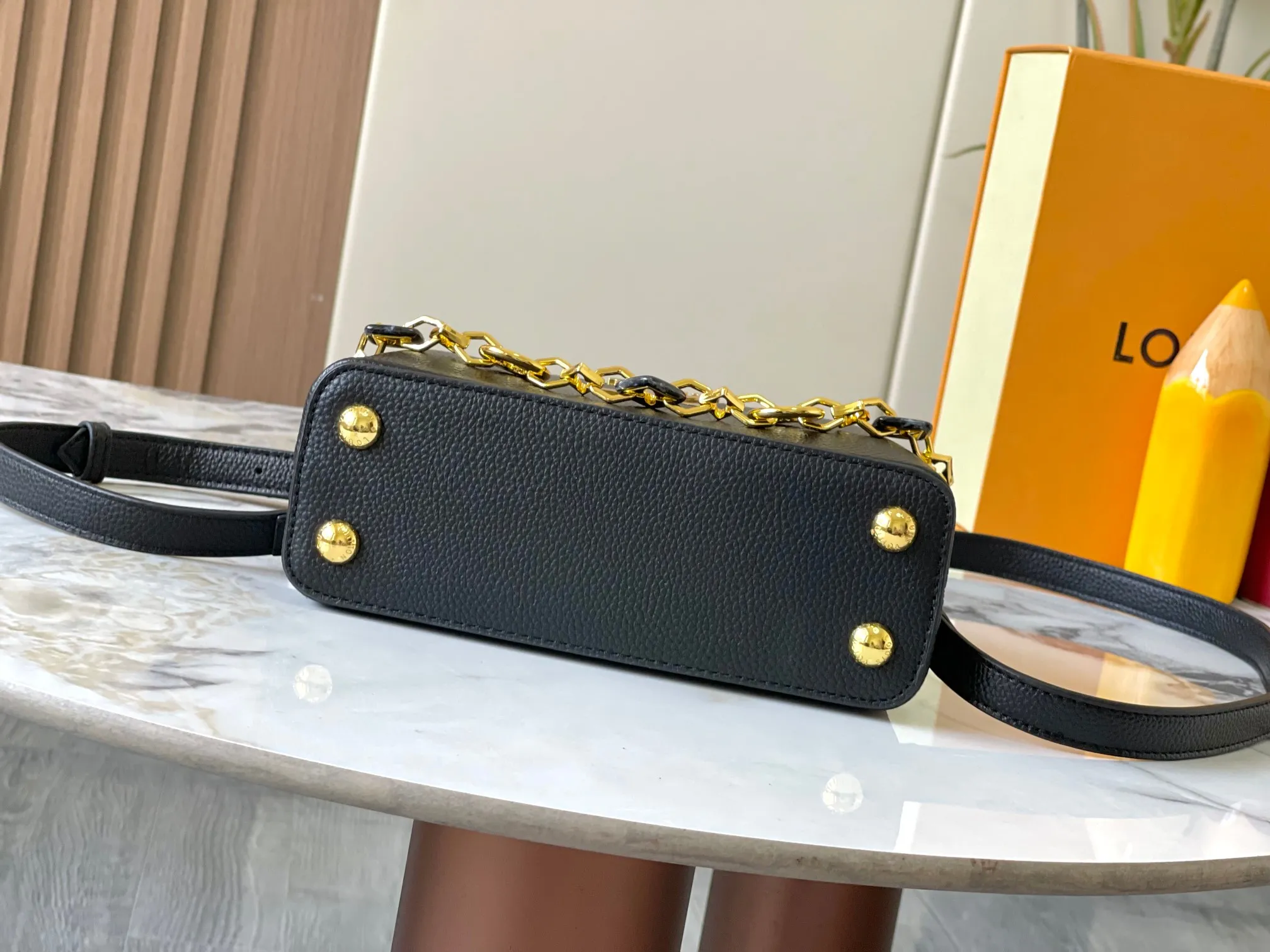 p460 [Guangzhou top quality original] M14393 black CapucinesEastWest mini handbag, with a decorative chain showing the inspiration of Monogram flowers. Taurillon cow leather creates an exquisite structure, and the LV letters interpret the colorful brushstrokes of the Puffygram jewelry series. The flap can be folded in or out, and the inner pocket can safely store valuables. Size:22×12×8cm
