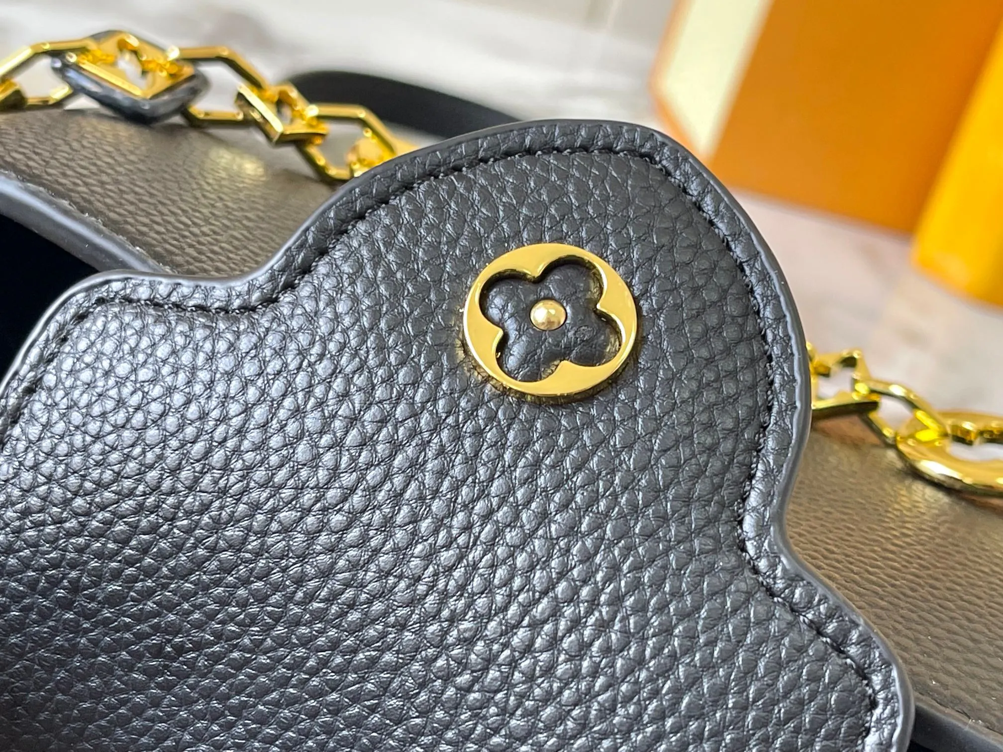 p460 [Guangzhou top quality original] M14393 black CapucinesEastWest mini handbag, with a decorative chain showing the inspiration of Monogram flowers. Taurillon cow leather creates an exquisite structure, and the LV letters interpret the colorful brushstrokes of the Puffygram jewelry series. The flap can be folded in or out, and the inner pocket can safely store valuables. Size:22×12×8cm