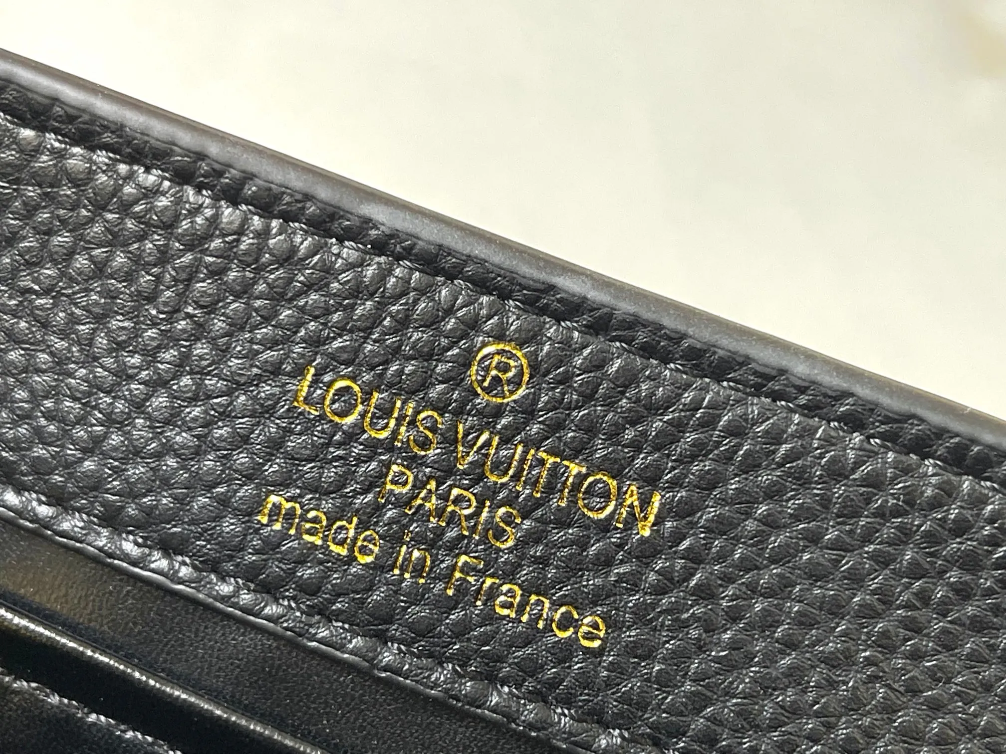 p460 [Guangzhou top quality original] M14393 black CapucinesEastWest mini handbag, with a decorative chain showing the inspiration of Monogram flowers. Taurillon cow leather creates an exquisite structure, and the LV letters interpret the colorful brushstrokes of the Puffygram jewelry series. The flap can be folded in or out, and the inner pocket can safely store valuables. Size:22×12×8cm
