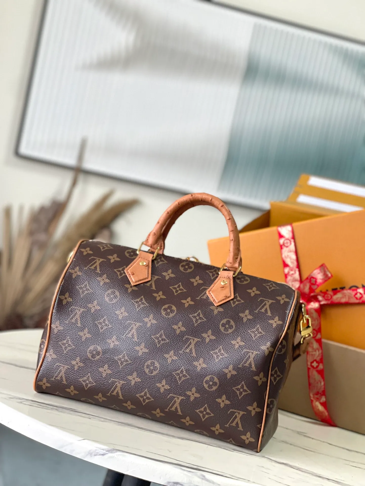 💰1100 The top original N87212 Speedy Soft 30 Dark handbag makes a good travel companion with its elegant style. The Monogram coated canvas bag is integrated with leather trim and a gothic chain. The ample structure has a zippered pocket inside to keep your passport and other important items safe. The brand name and tassels tell the exquisite details, and the Toron handle adds a novel touch. Dimensions: 30 × 21 × 17 cm