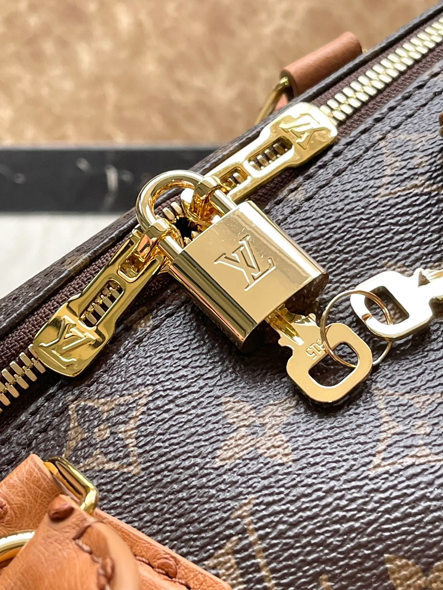 💰1100 The top original N87212 Speedy Soft 30 Dark handbag makes a good travel companion with its elegant style. The Monogram coated canvas bag is integrated with leather trim and a gothic chain. The ample structure has a zippered pocket inside to keep your passport and other important items safe. The brand name and tassels tell the exquisite details, and the Toron handle adds a novel touch. Dimensions: 30 × 21 × 17 cm