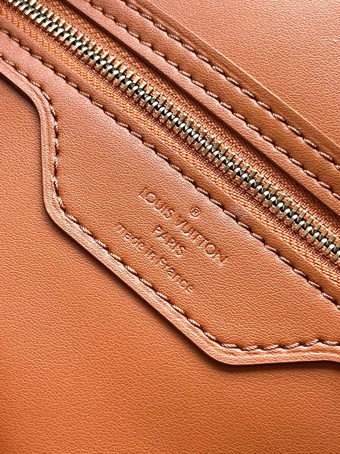 💰1100 The top original N87212 Speedy Soft 30 Dark handbag makes a good travel companion with its elegant style. The Monogram coated canvas bag is integrated with leather trim and a gothic chain. The ample structure has a zippered pocket inside to keep your passport and other important items safe. The brand name and tassels tell the exquisite details, and the Toron handle adds a novel touch. Dimensions: 30 × 21 × 17 cm