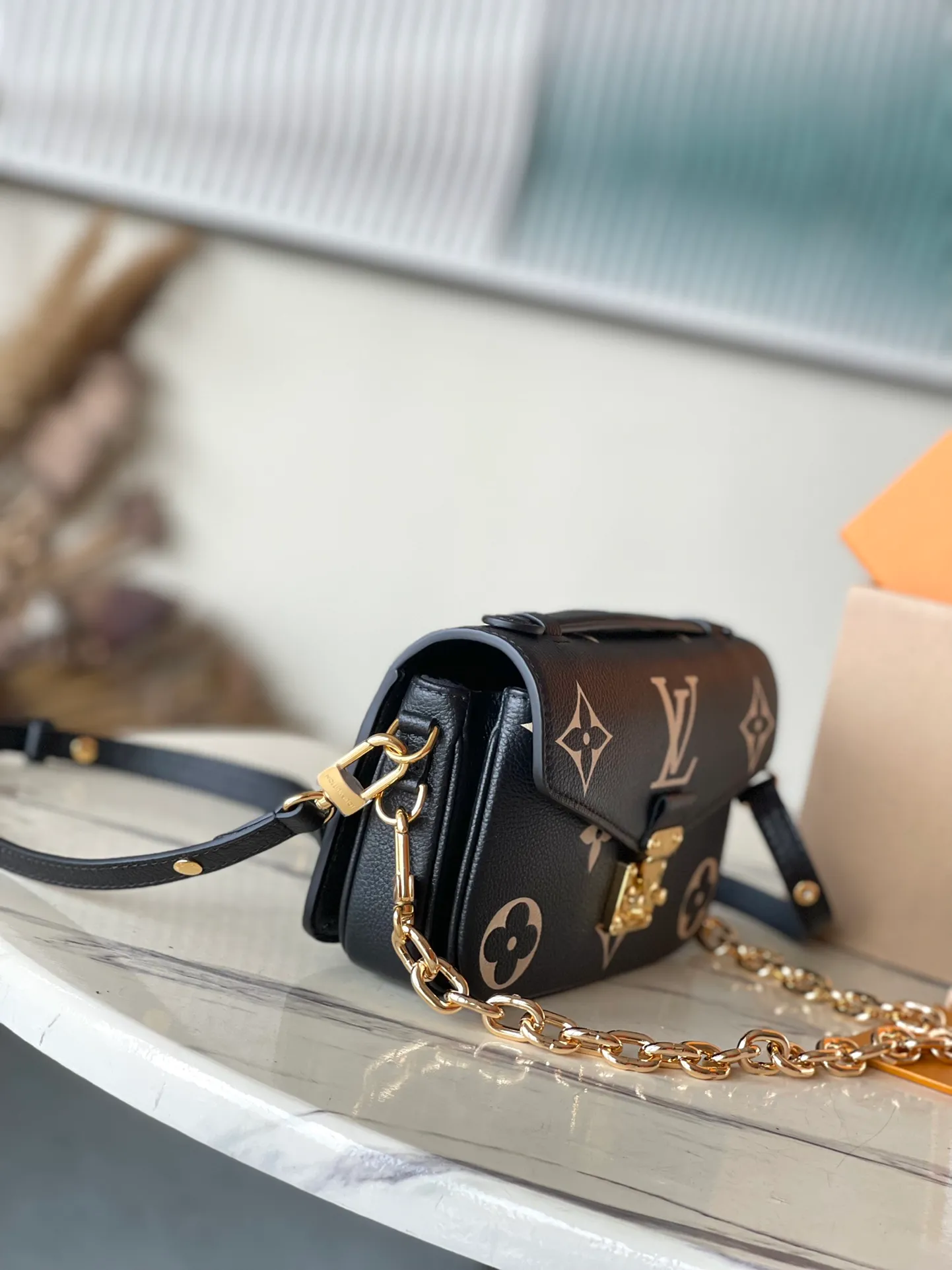 💰1100 (top layer leather) top original order M46596. Support counter inspection. Photos taken of duty-free goods are consistent with the product without unpacking. This product is an exclusive duty-free product in the market and is the highest-end product. Inspection is supported. This product has passed strict inspection and is flawless. Please wear gloves when touching the product. This product is not returnable or exchangeable. Please confirm the product first and then remove the label on the handle. This product is temporarily not open to the public, only regular customers, and is in short supply. Dimensions: 21.5 x 13.5 x 3 cm