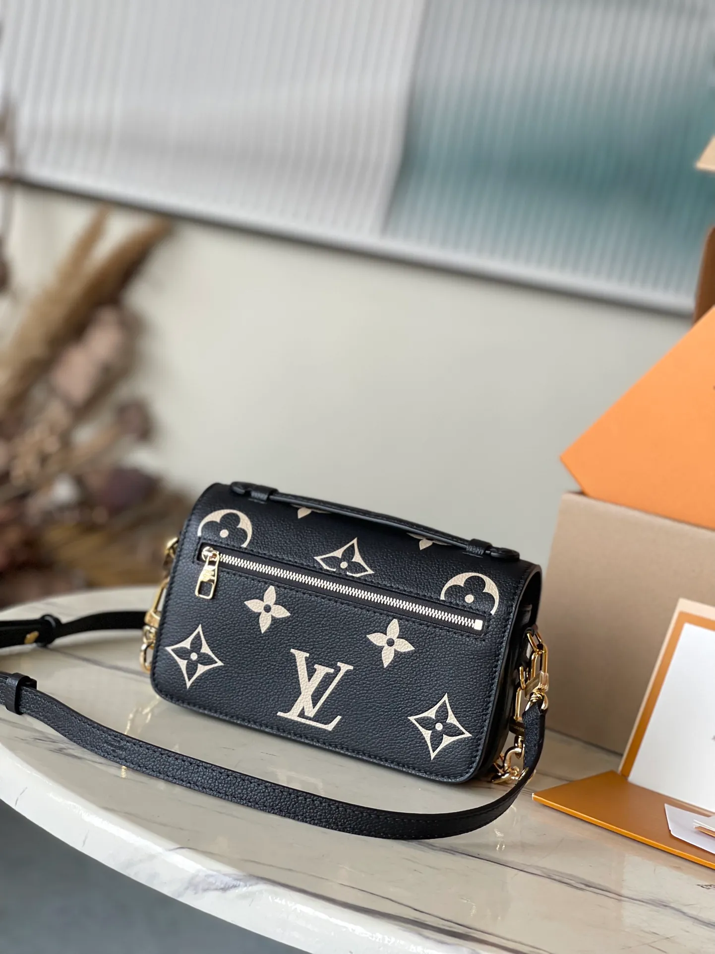 💰1100 (top layer leather) top original order M46596. Support counter inspection. Photos taken of duty-free goods are consistent with the product without unpacking. This product is an exclusive duty-free product in the market and is the highest-end product. Inspection is supported. This product has passed strict inspection and is flawless. Please wear gloves when touching the product. This product is not returnable or exchangeable. Please confirm the product first and then remove the label on the handle. This product is temporarily not open to the public, only regular customers, and is in short supply. Dimensions: 21.5 x 13.5 x 3 cm