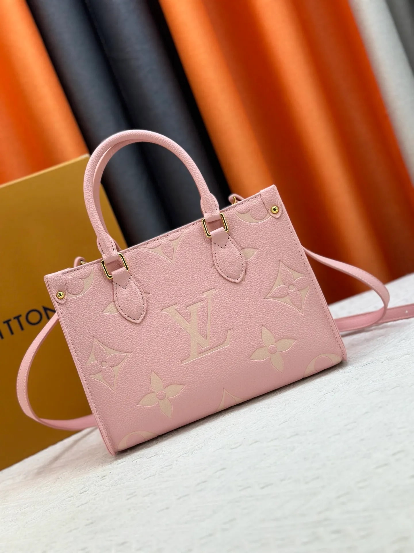 P240 Upgraded original version M12465 M12775 M45659 M45607 MM45595 M46531 M45495 This Monogram Ink series OnTheGo medium handbag has a matte texture of smooth cow leather, and the rivet tabs on the corners pay tribute to the brand's classic hard box design. The neat interior has a large zipper pocket for storing banknotes and receipts. Dimensions: 25 x 19x 11 cm (length x height x width)