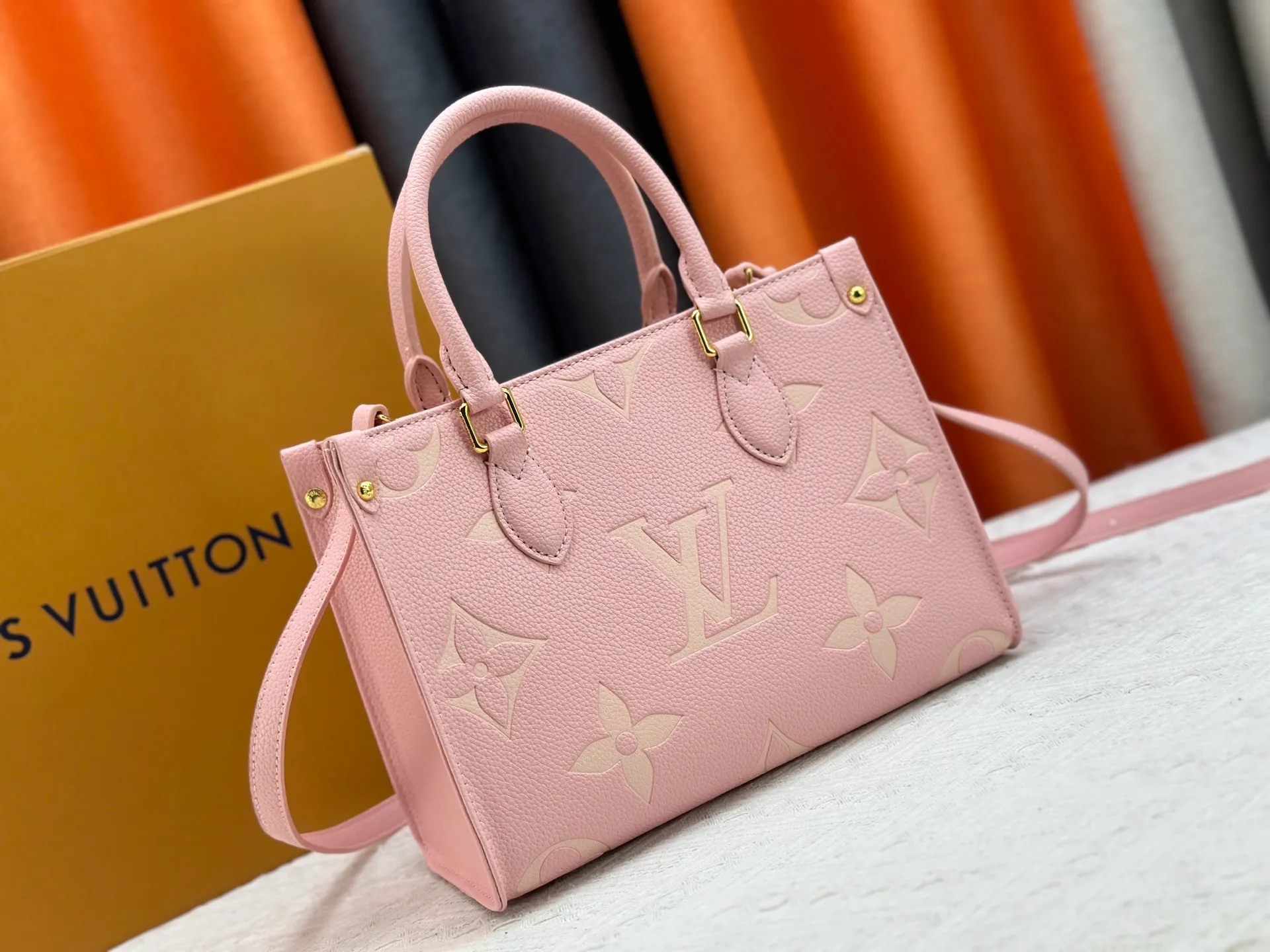 P240 Upgraded original version M12465 M12775 M45659 M45607 MM45595 M46531 M45495 This Monogram Ink series OnTheGo medium handbag has a matte texture of smooth cow leather, and the rivet tabs on the corners pay tribute to the brand's classic hard box design. The neat interior has a large zipper pocket for storing banknotes and receipts. Dimensions: 25 x 19x 11 cm (length x height x width)