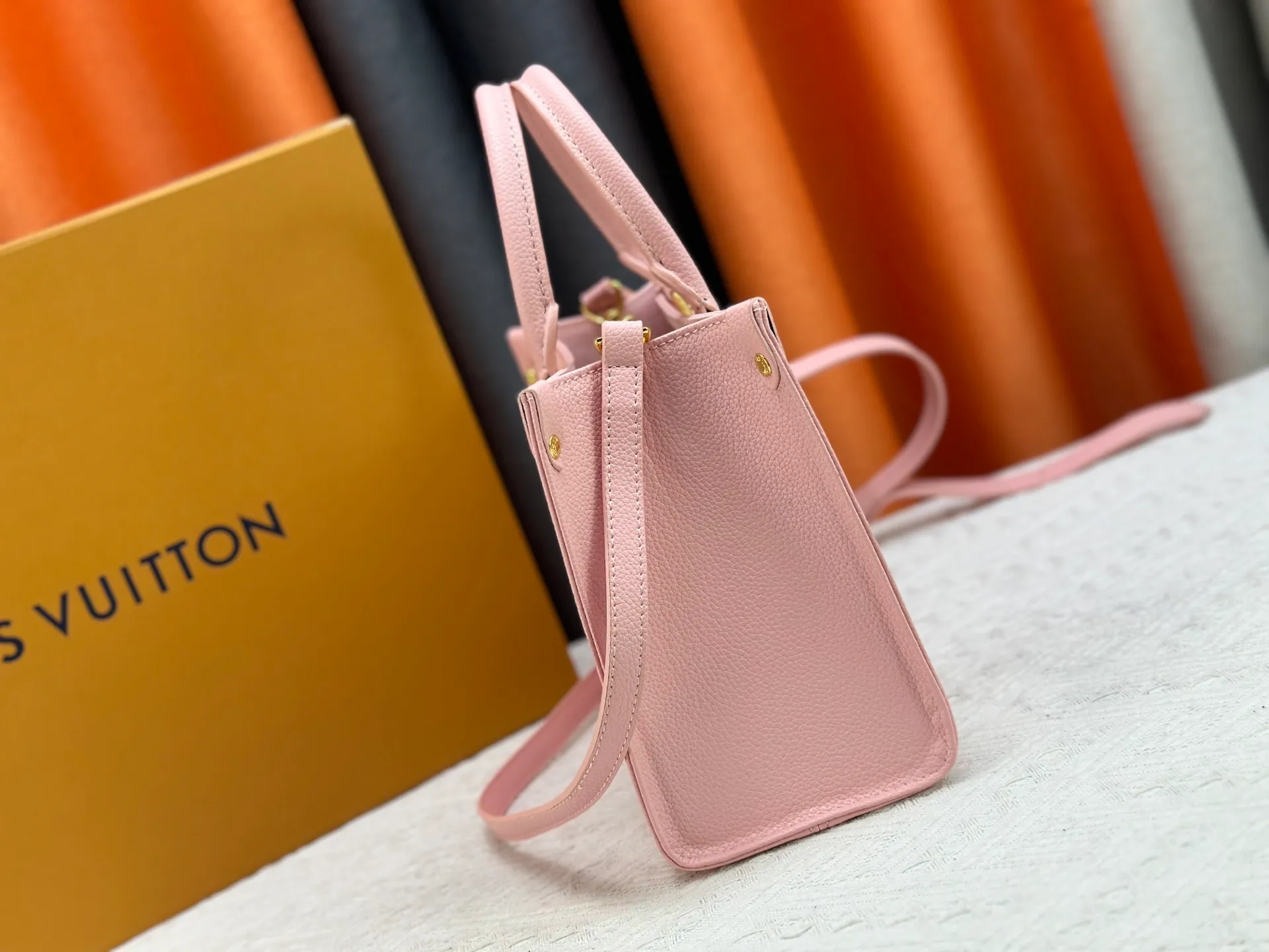 P240 Upgraded original version M12465 M12775 M45659 M45607 MM45595 M46531 M45495 This Monogram Ink series OnTheGo medium handbag has a matte texture of smooth cow leather, and the rivet tabs on the corners pay tribute to the brand's classic hard box design. The neat interior has a large zipper pocket for storing banknotes and receipts. Dimensions: 25 x 19x 11 cm (length x height x width)