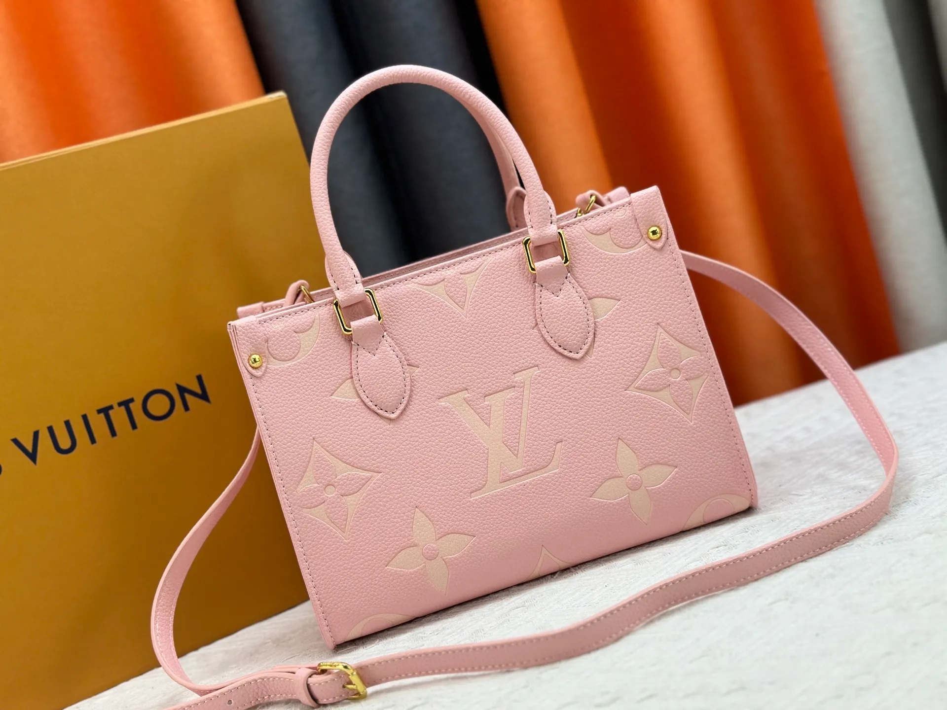 P240 Upgraded original version M12465 M12775 M45659 M45607 MM45595 M46531 M45495 This Monogram Ink series OnTheGo medium handbag has a matte texture of smooth cow leather, and the rivet tabs on the corners pay tribute to the brand's classic hard box design. The neat interior has a large zipper pocket for storing banknotes and receipts. Dimensions: 25 x 19x 11 cm (length x height x width)