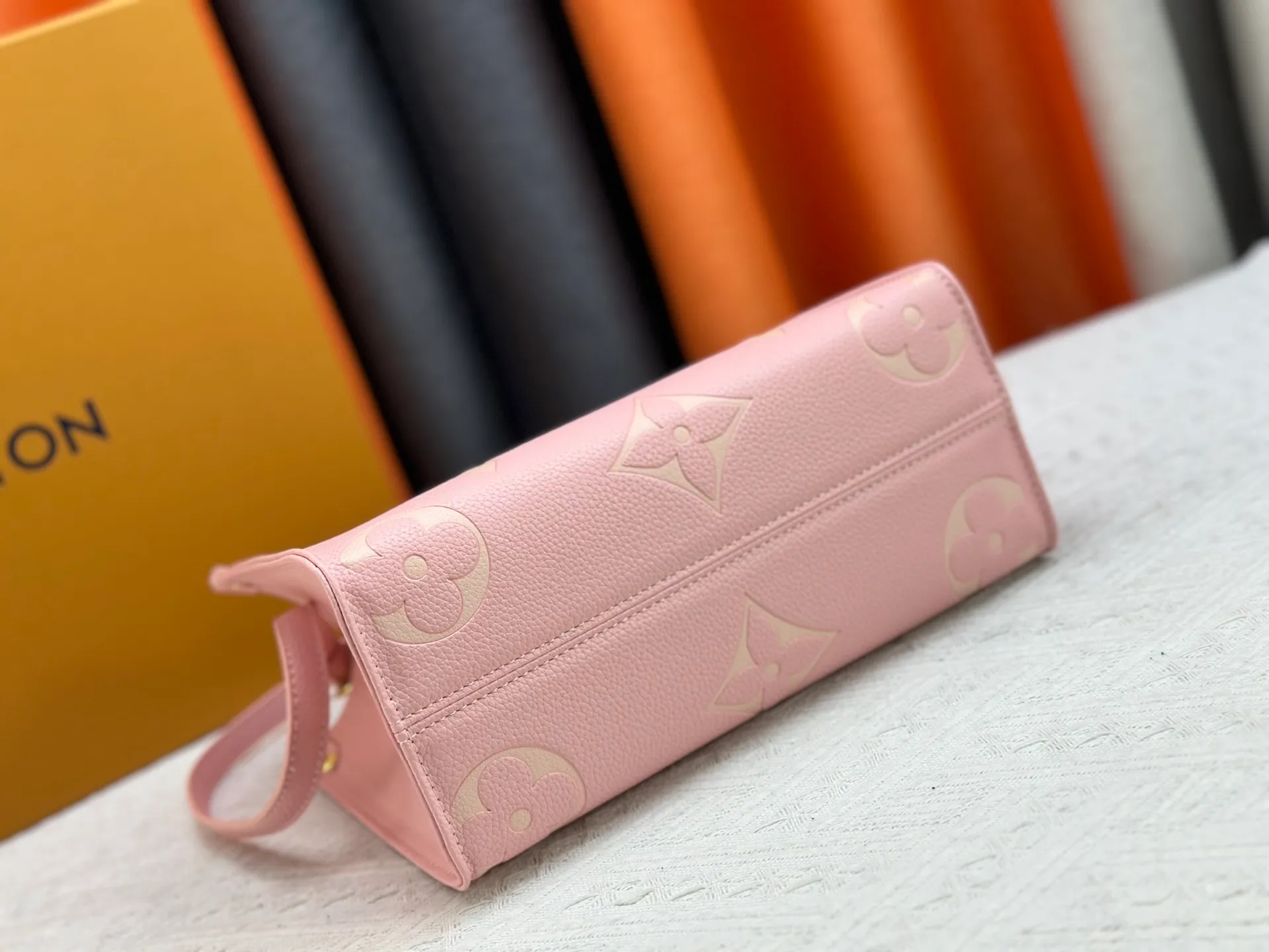 P240 Upgraded original version M12465 M12775 M45659 M45607 MM45595 M46531 M45495 This Monogram Ink series OnTheGo medium handbag has a matte texture of smooth cow leather, and the rivet tabs on the corners pay tribute to the brand's classic hard box design. The neat interior has a large zipper pocket for storing banknotes and receipts. Dimensions: 25 x 19x 11 cm (length x height x width)