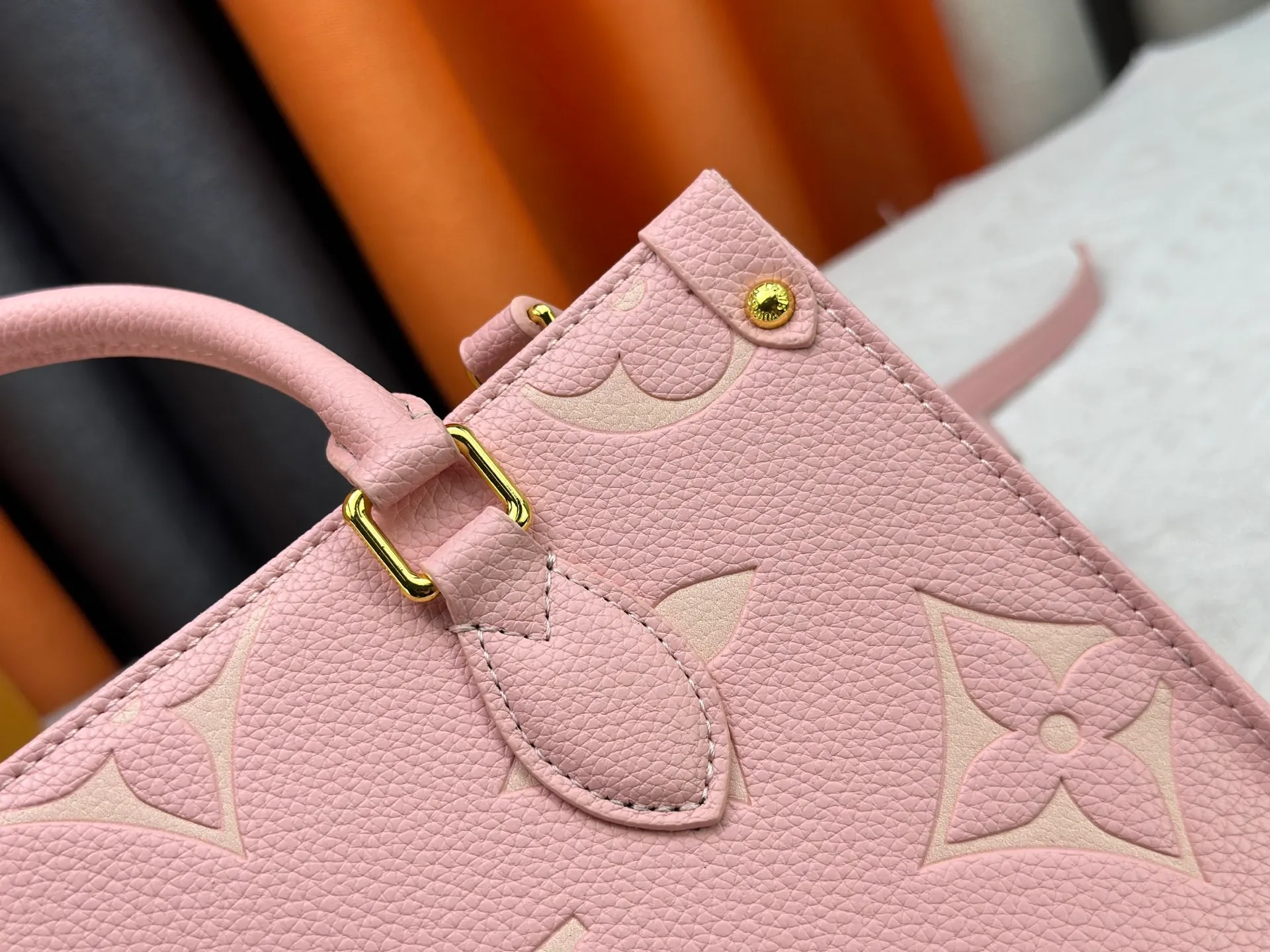 P240 Upgraded original version M12465 M12775 M45659 M45607 MM45595 M46531 M45495 This Monogram Ink series OnTheGo medium handbag has a matte texture of smooth cow leather, and the rivet tabs on the corners pay tribute to the brand's classic hard box design. The neat interior has a large zipper pocket for storing banknotes and receipts. Dimensions: 25 x 19x 11 cm (length x height x width)