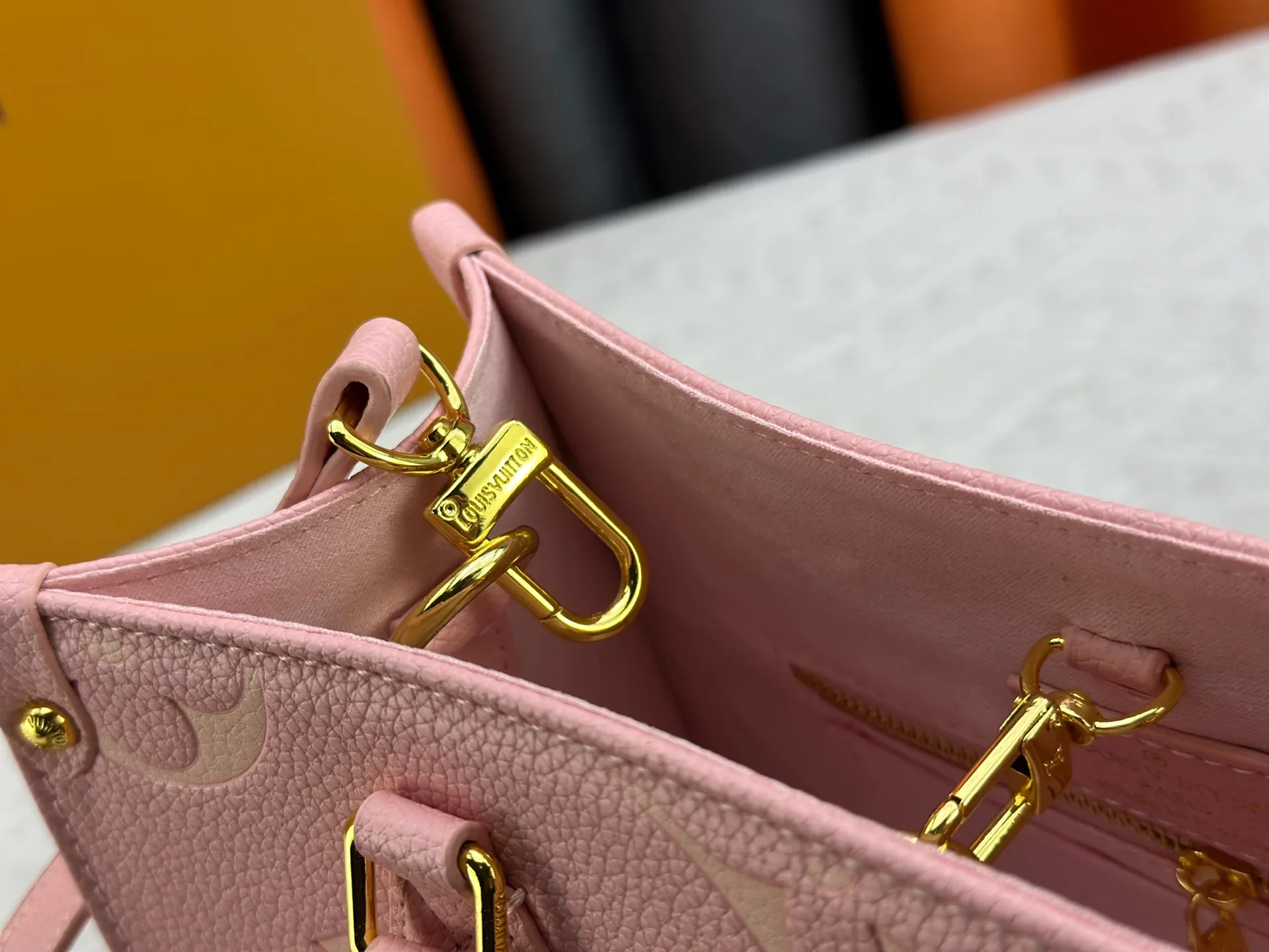 P240 Upgraded original version M12465 M12775 M45659 M45607 MM45595 M46531 M45495 This Monogram Ink series OnTheGo medium handbag has a matte texture of smooth cow leather, and the rivet tabs on the corners pay tribute to the brand's classic hard box design. The neat interior has a large zipper pocket for storing banknotes and receipts. Dimensions: 25 x 19x 11 cm (length x height x width)