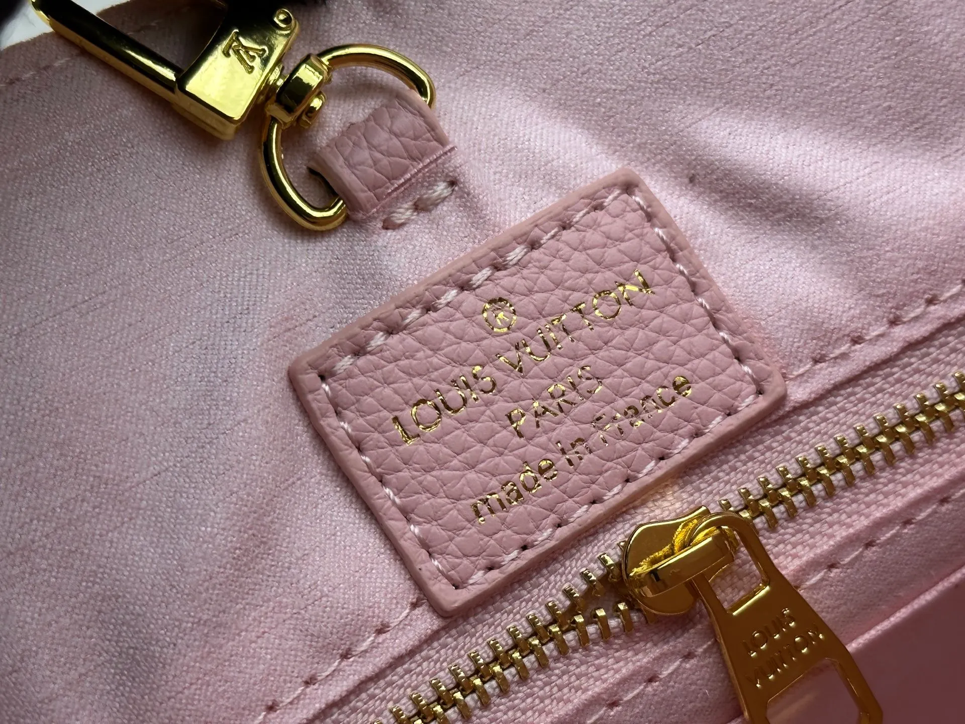 P240 Upgraded original version M12465 M12775 M45659 M45607 MM45595 M46531 M45495 This Monogram Ink series OnTheGo medium handbag has a matte texture of smooth cow leather, and the rivet tabs on the corners pay tribute to the brand's classic hard box design. The neat interior has a large zipper pocket for storing banknotes and receipts. Dimensions: 25 x 19x 11 cm (length x height x width)