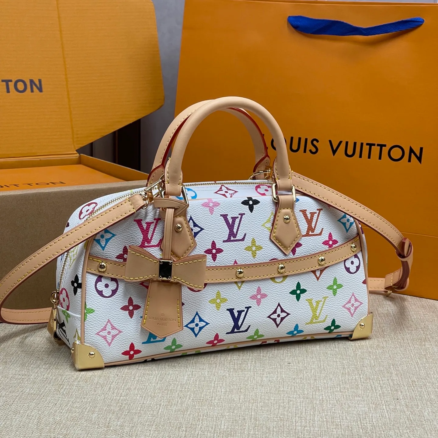 [Upgraded version] P560¥ counter new style·upgraded version·high quality·with gift box🎁packaging~, white three-color bowling bag model: M13084. This is a young LV. The bright colors written by Japanese artist Takashi Murakami are retro and fashionable. The bow tie is a bonus. The style of Boston is retro and fashionable. Adjustable shoulder straps. Cross-body carry size: 27X14X10
