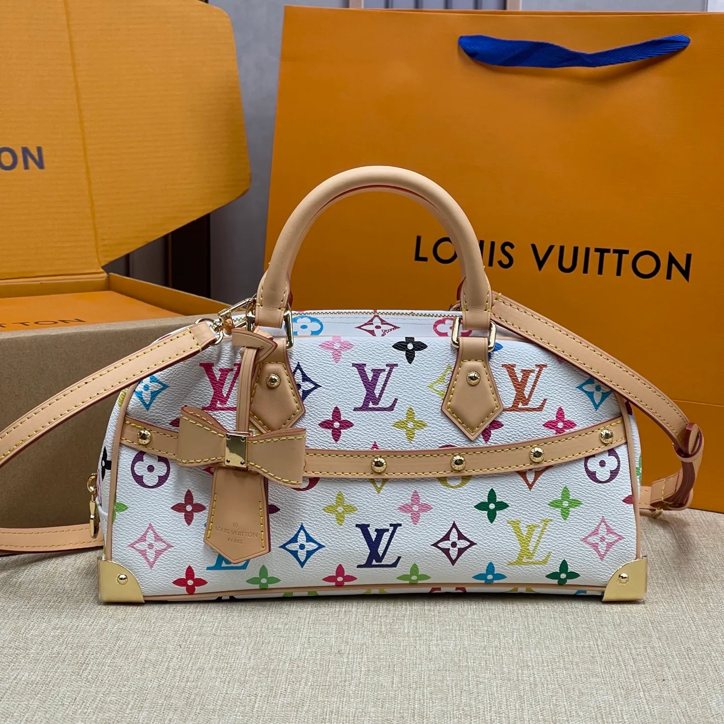 [Upgraded version] P560¥ counter new style·upgraded version·high quality·with gift box🎁packaging~, white three-color bowling bag model: M13084. This is a young LV. The bright colors written by Japanese artist Takashi Murakami are retro and fashionable. The bow tie is a bonus. The style of Boston is retro and fashionable. Adjustable shoulder straps. Cross-body carry size: 27X14X10